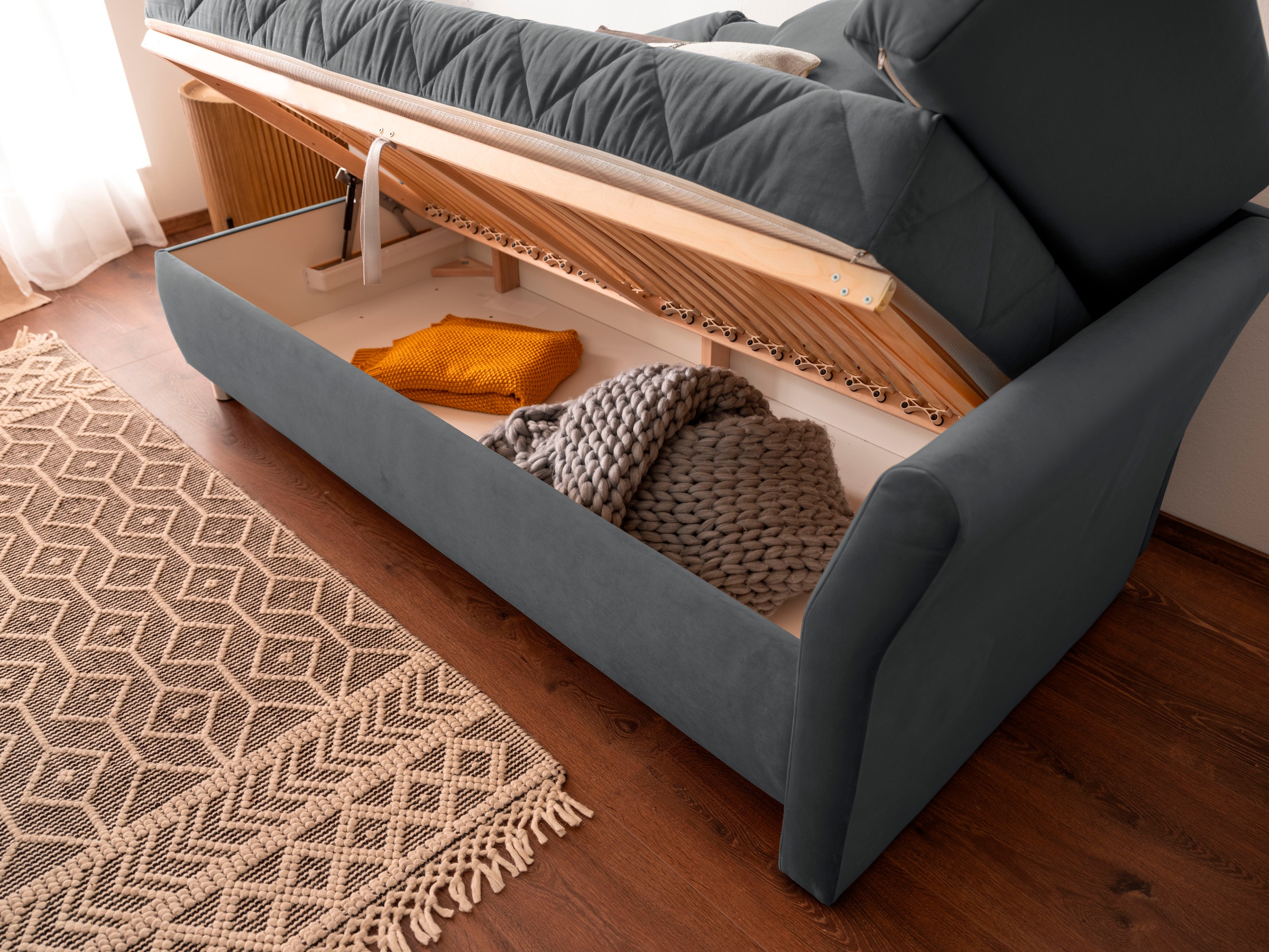 alina Schlafsofa »Lindsay«, Bettkasten, Zierkissen-Set aus: 2 Stk. 40x40cm, 1 Stk. 30x30cm