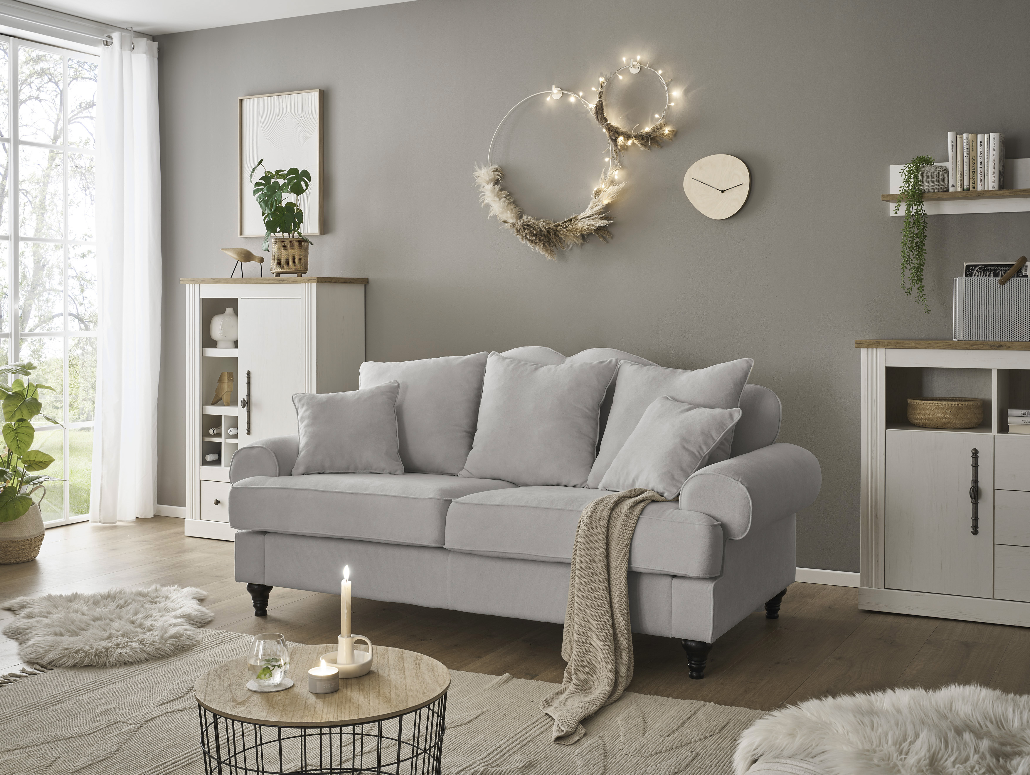 OTTO home 3-Sitzer "Westminster, Sofa im Landhausstil, Couch mit Zierkissen" Federkern-Polsterung, gedrechselter Fuß, hochwertiger Microfaserbezug