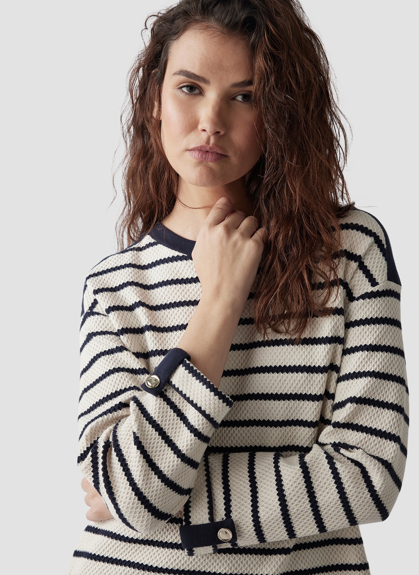 LeComte Sweatjacke »LeComte Gestreiftes Sweatshirt mit Details an Schulter und Ärmel«