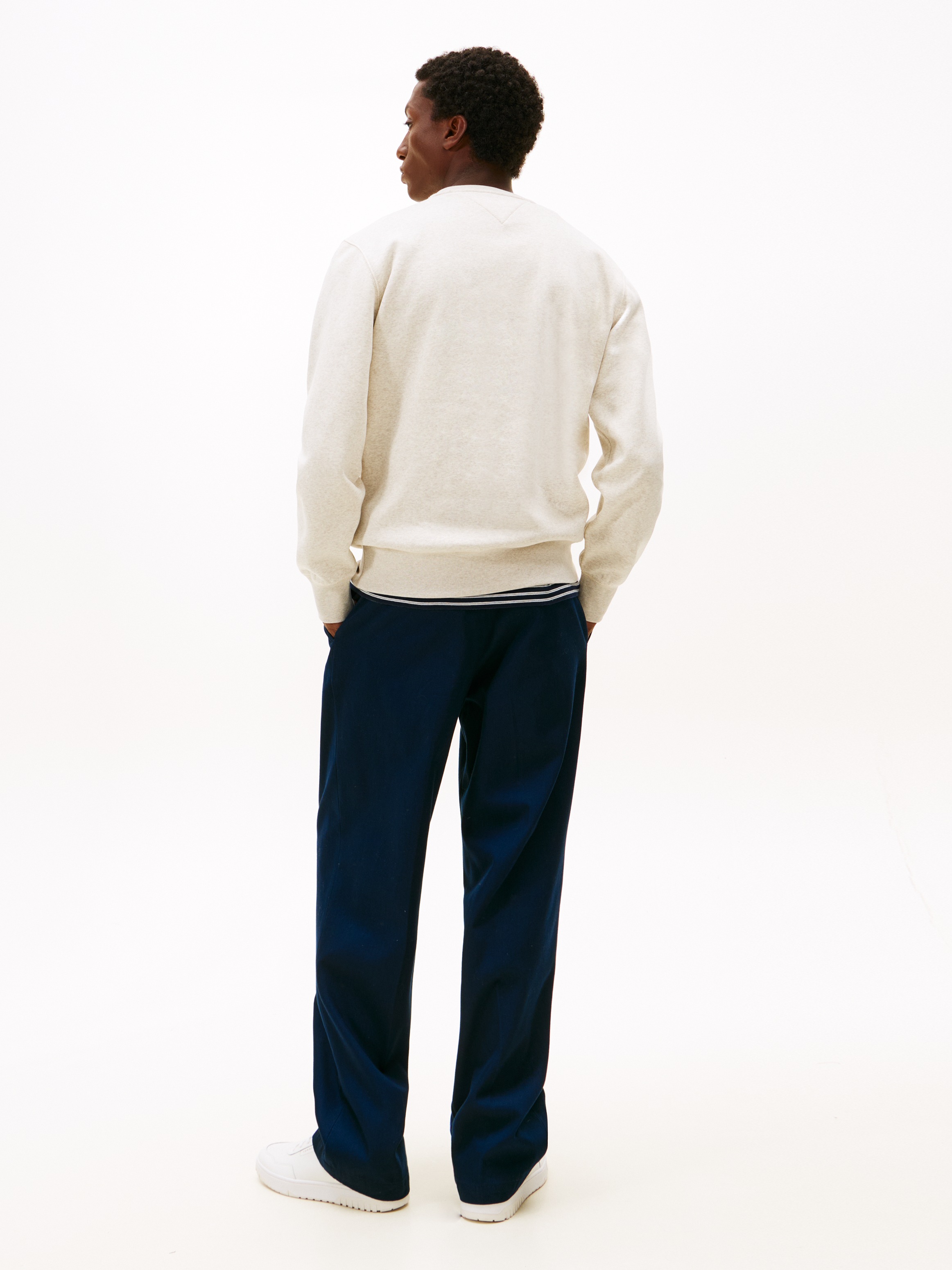 Tommy Hilfiger Sweatshirt »TOMMY LOGO SWEATSHIRT mit Rundhals und Stickerei«, unifarben, casual, regular fit, Baumwollmix, Rundhals