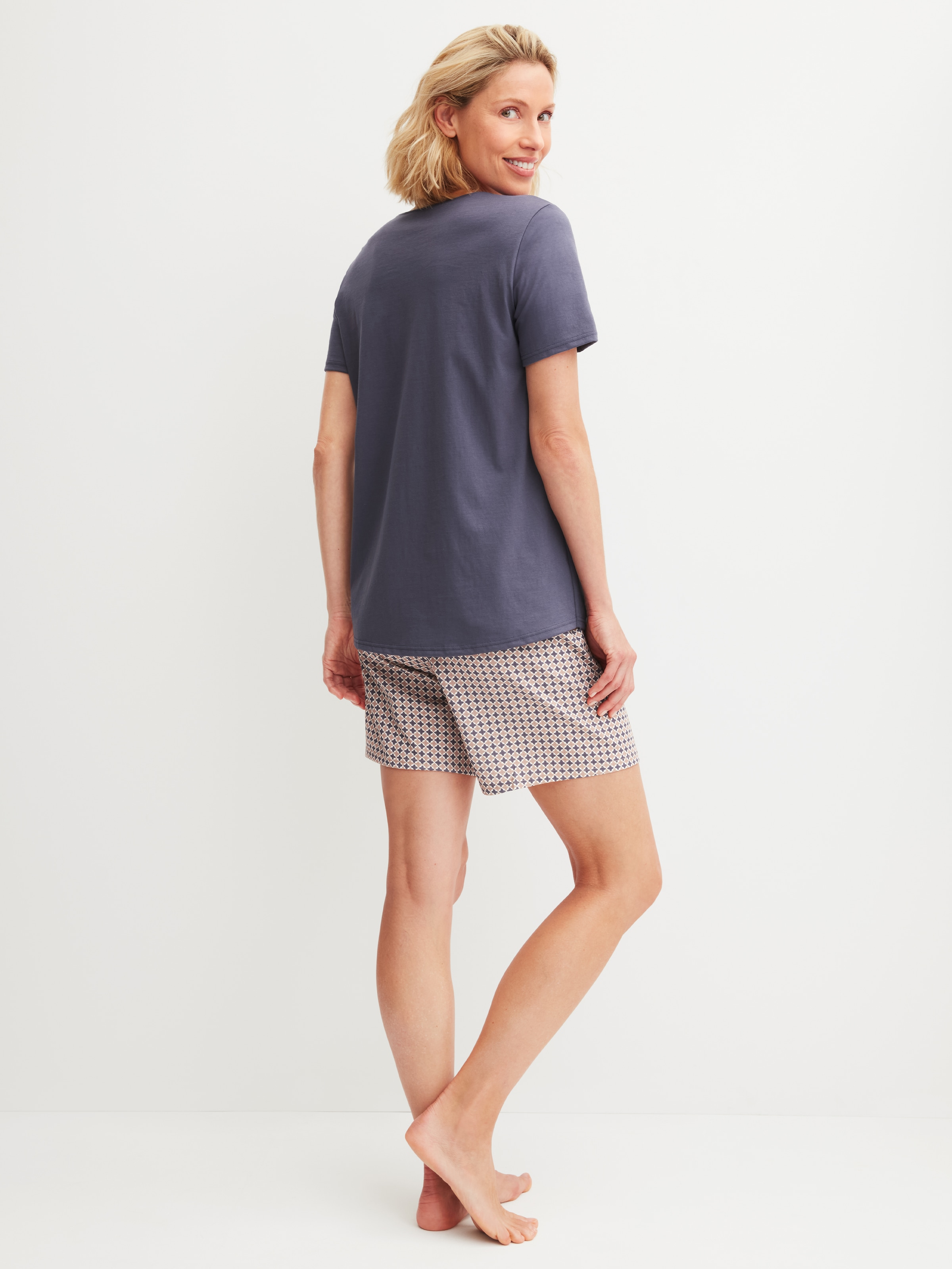 CALIDA Shorty "Blooming Nights" 2 tlg. Hose geblümt, Oberteil uni, V-Ausschnitt, kurzärmelig