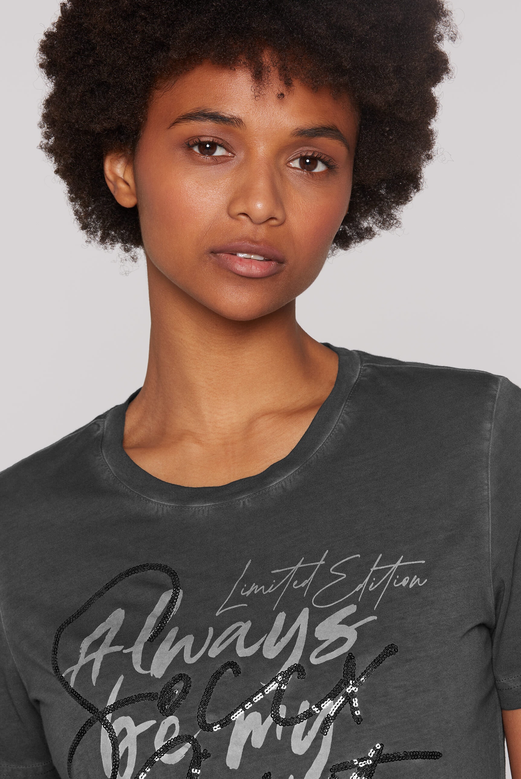 SOCCX Kurzarmshirt, mit Pailletten-Schriftzug