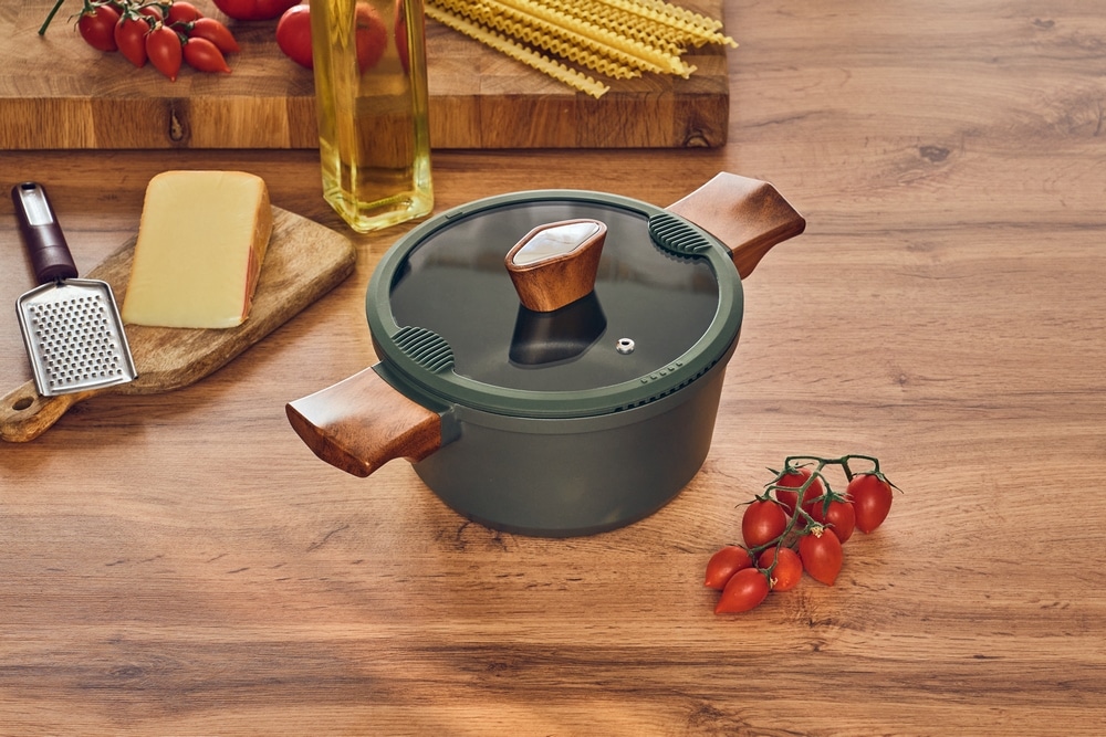 RESTO Kitchenware Kochtopf »Sadr, Bratentopf antihaftbeschichtet, im Geschenkkarton«, Aluminiumguss, (2 tlg.), inkl. Glasdeckel mit Silikonrand und integrierten Abgießlöchern