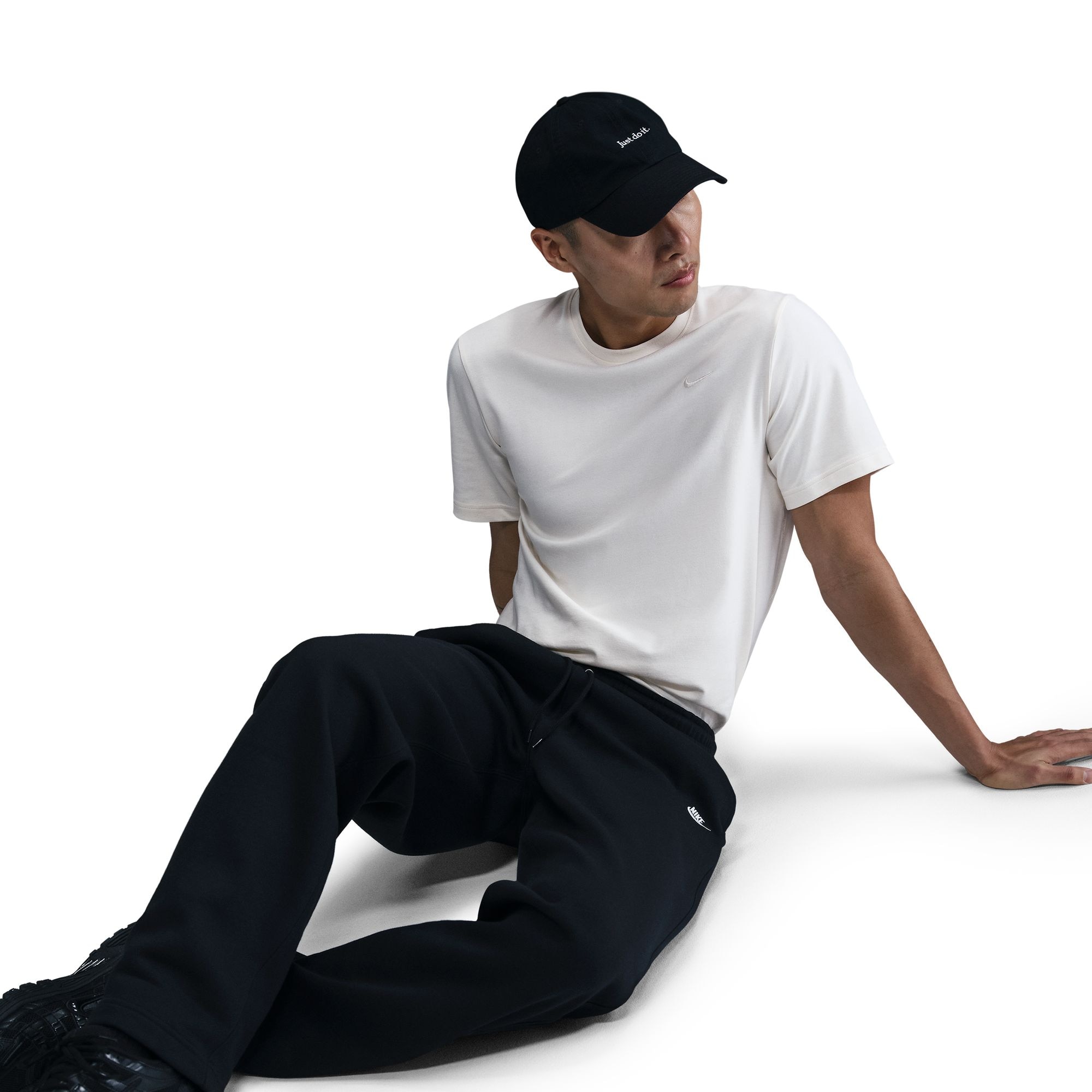 Nike Sportswear Sporthose »M NK CLUB BB OH PANT«  für Laufen und Leichtathletik, mit Eingrifftaschen und Gesäßtasche