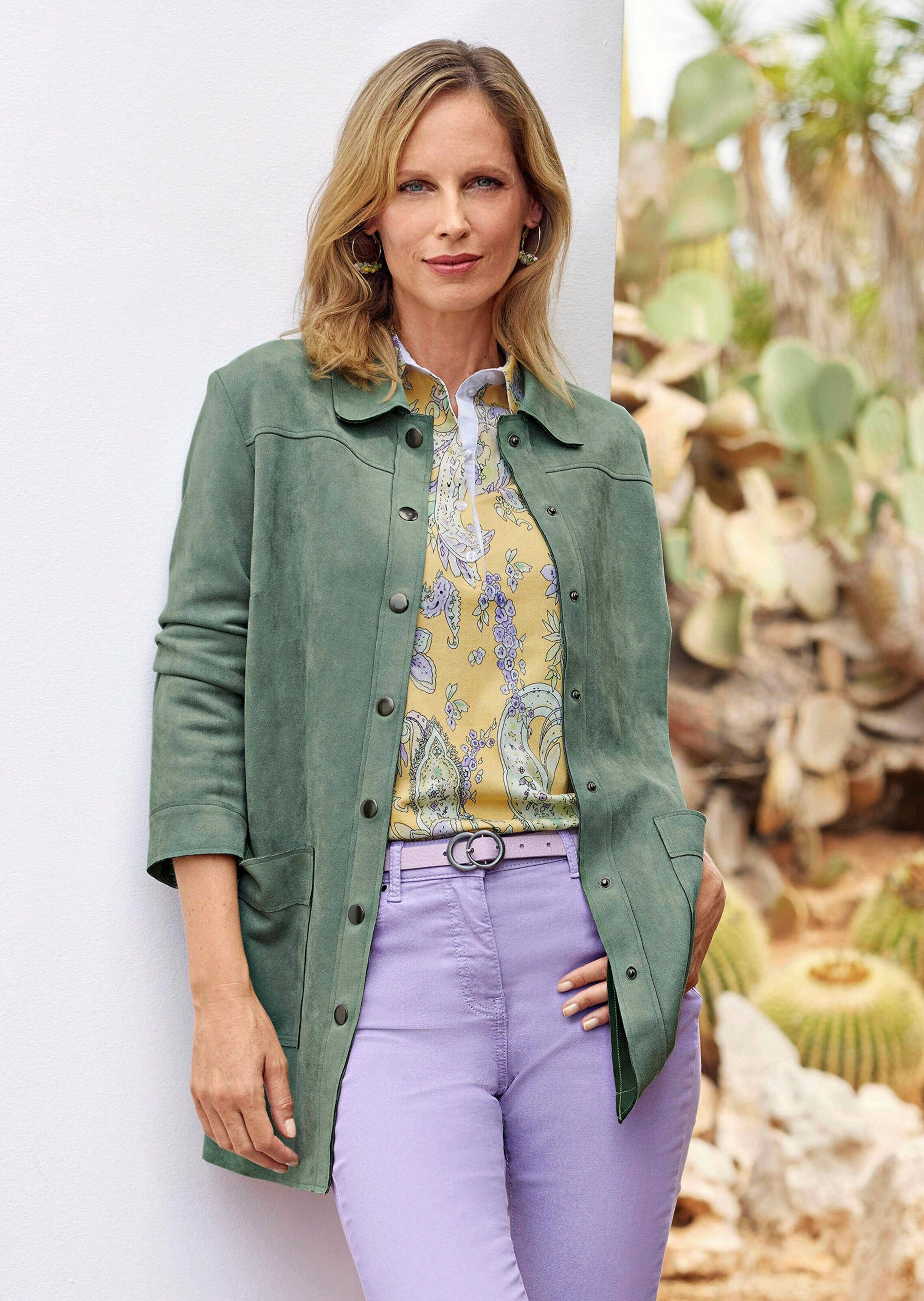 Thumbnail - GOLDNER Kurzjacke "Kurzgröße Outdoorjacke aus Veloursimitat in Grün" nahtverarbeitung mit offenen Schnittkanten