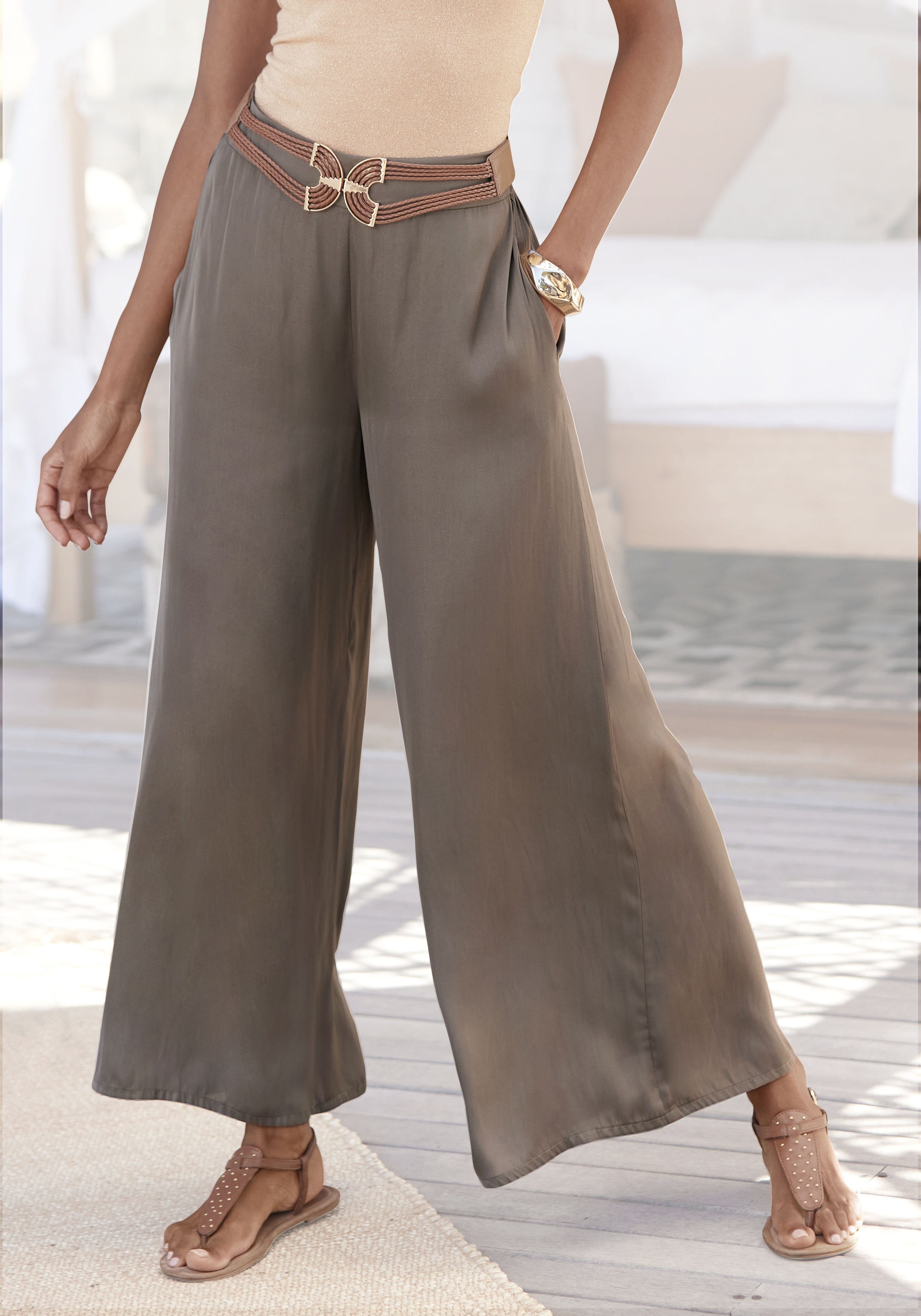 LASCANA Webhose "mit extra weitem Bein aus softer Satinqualität" luftige Sommerhose mit Taschen, elegant