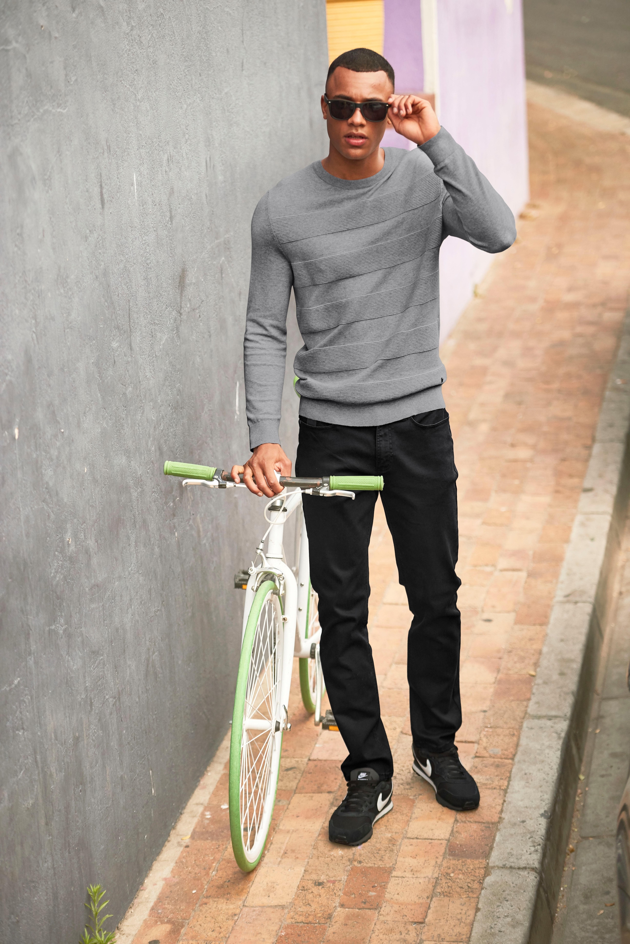 Bruno Banani Straight-Jeans »Hutch«, gerade Beinform, teilweise mit modischen Destroyed-Effekten