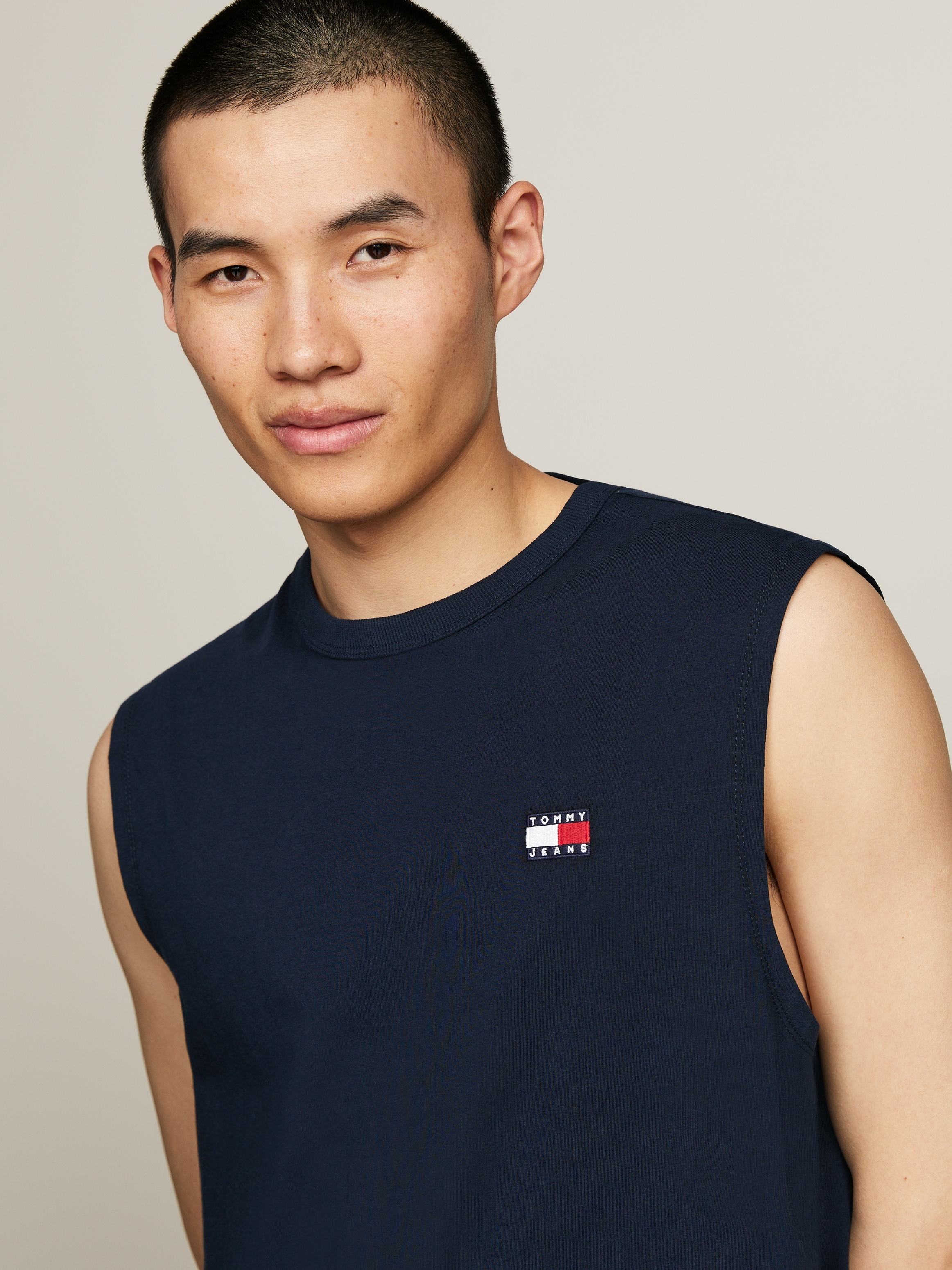 Tommy Jeans Rundhalsshirt "TJM REG BADGE TANK TOP EXT", mit Logoprägung