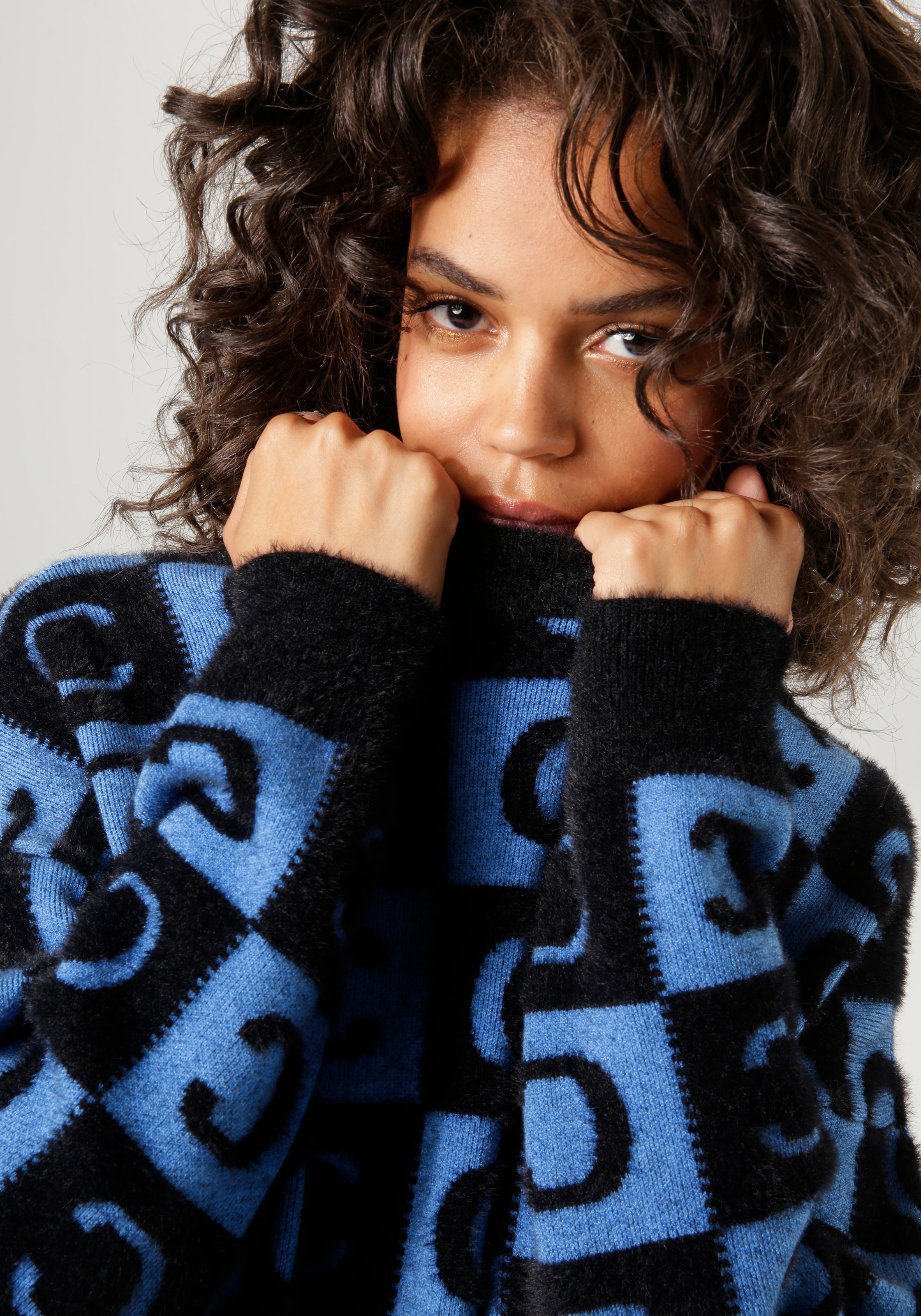 Aniston CASUAL Strickpullover, mit extravaganten 2-farbigen Quadraten