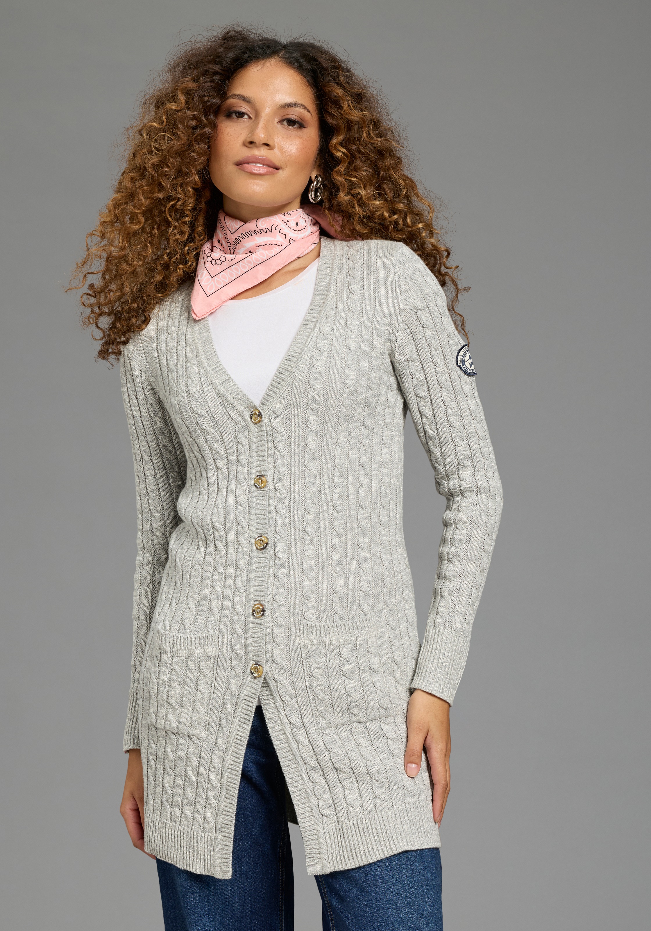 KangaROOS Longstrickjacke mit Knöpfen, po-bedeckende Länge, figurbetonte Passform