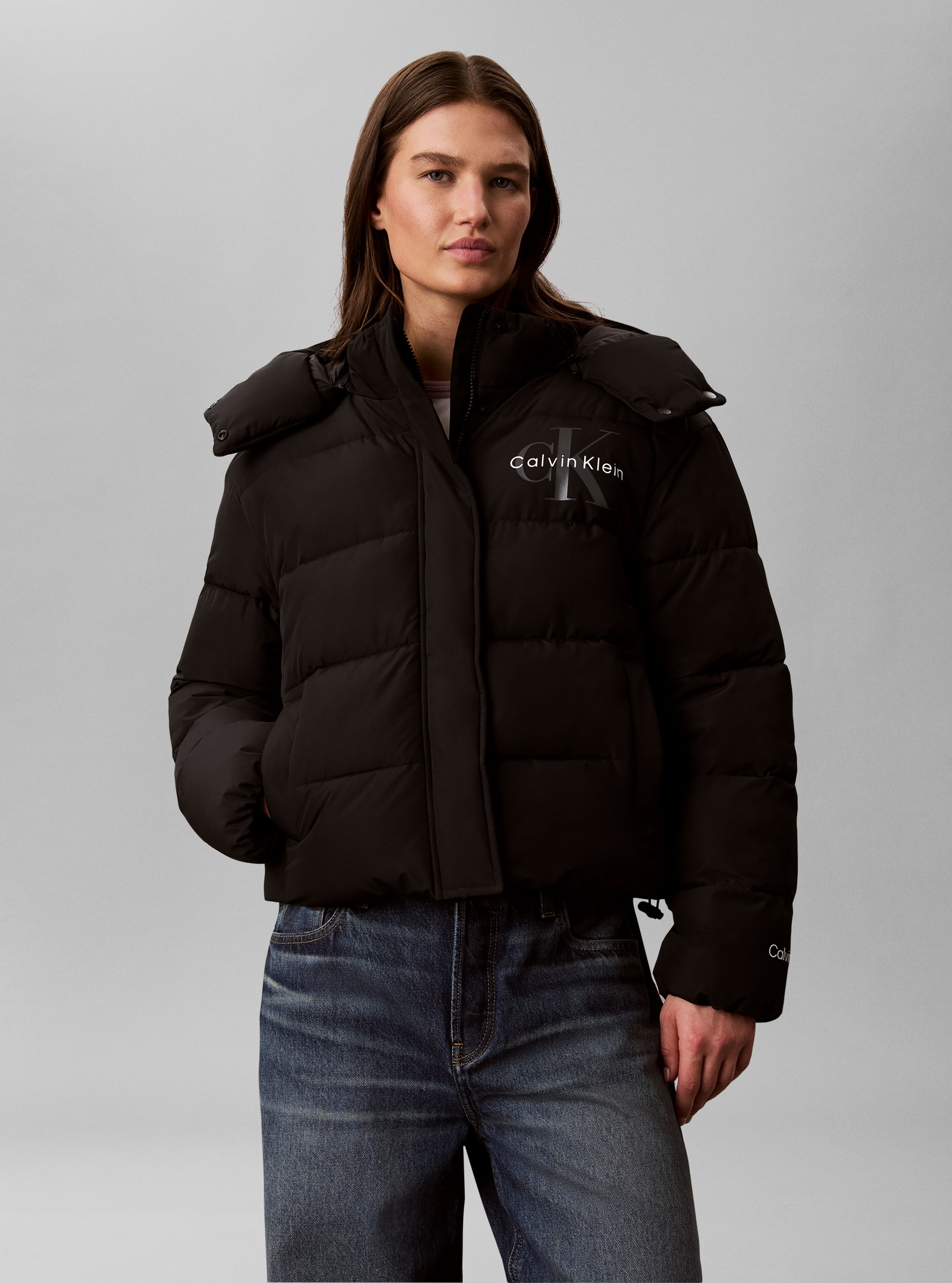 Calvin Klein Jeans Steppjacke "MATTE MONOLOGO SHORT PUFFER" mit Kapuze Mit Kapuze, Logoschriftzug
