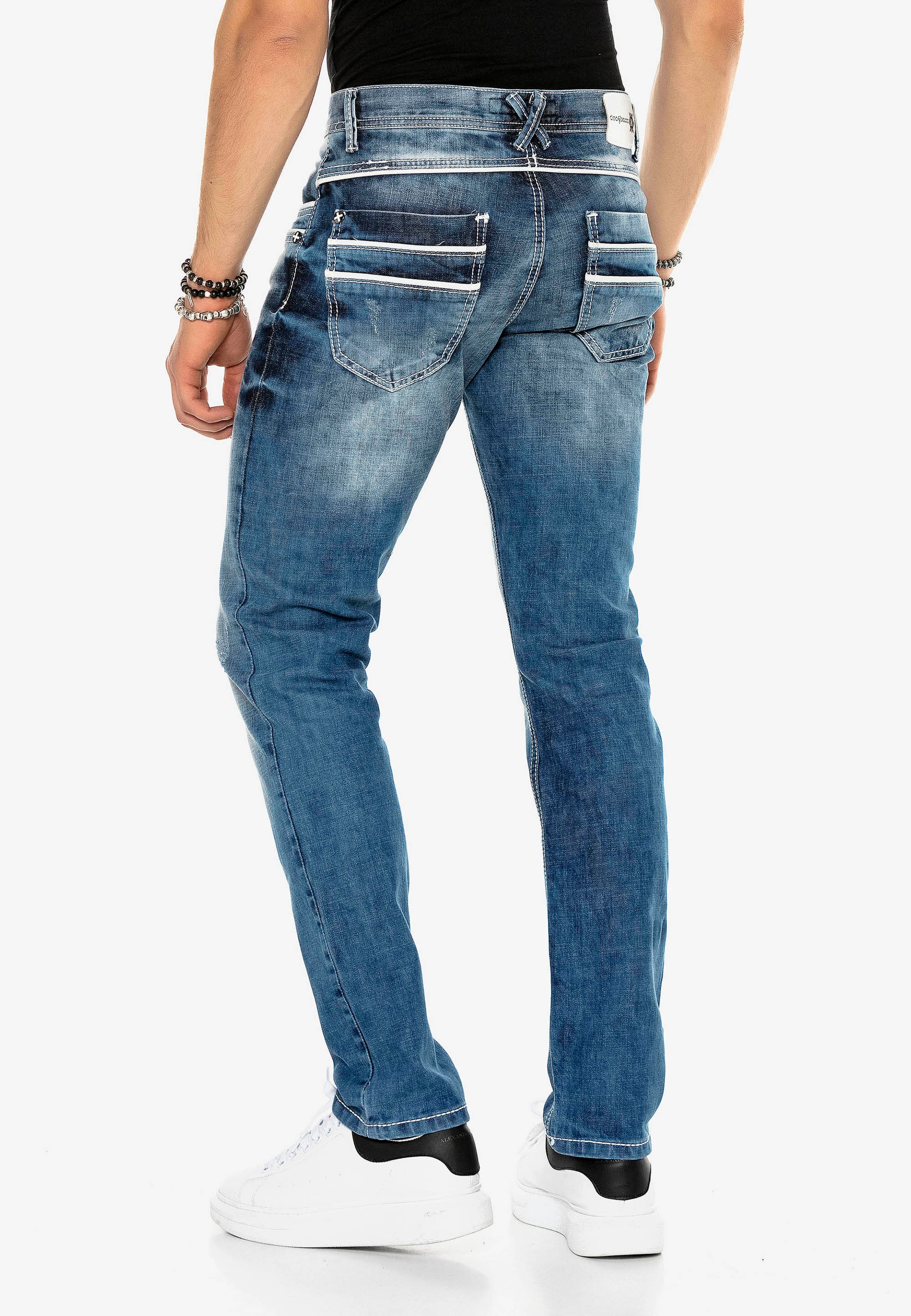 Cipo & Baxx Bequeme Jeans, mit aufgestickten Taschen