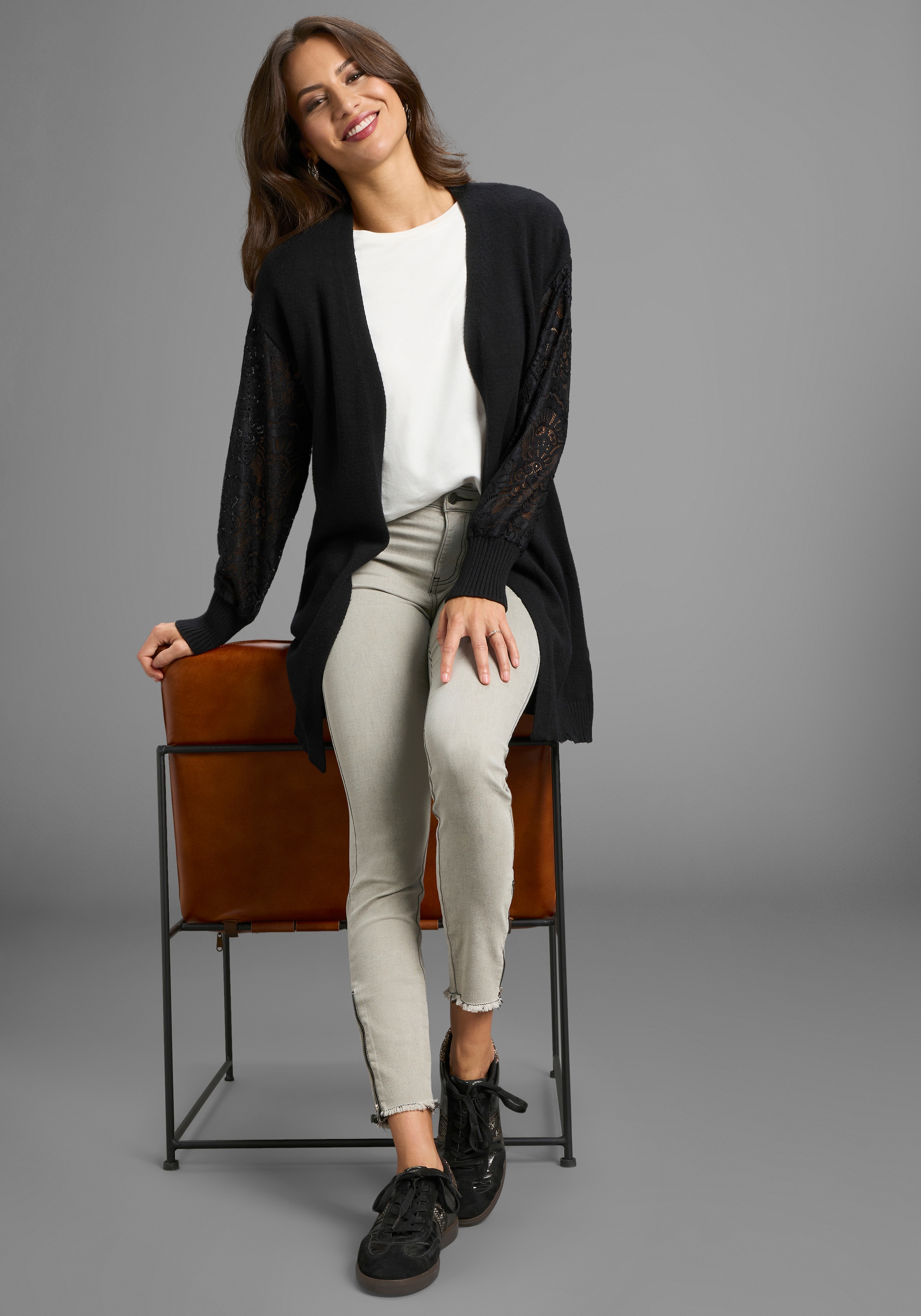 Laura Scott Strickjacke, mit femininen Spitzenärmeln - NEUE KOLLEKTION