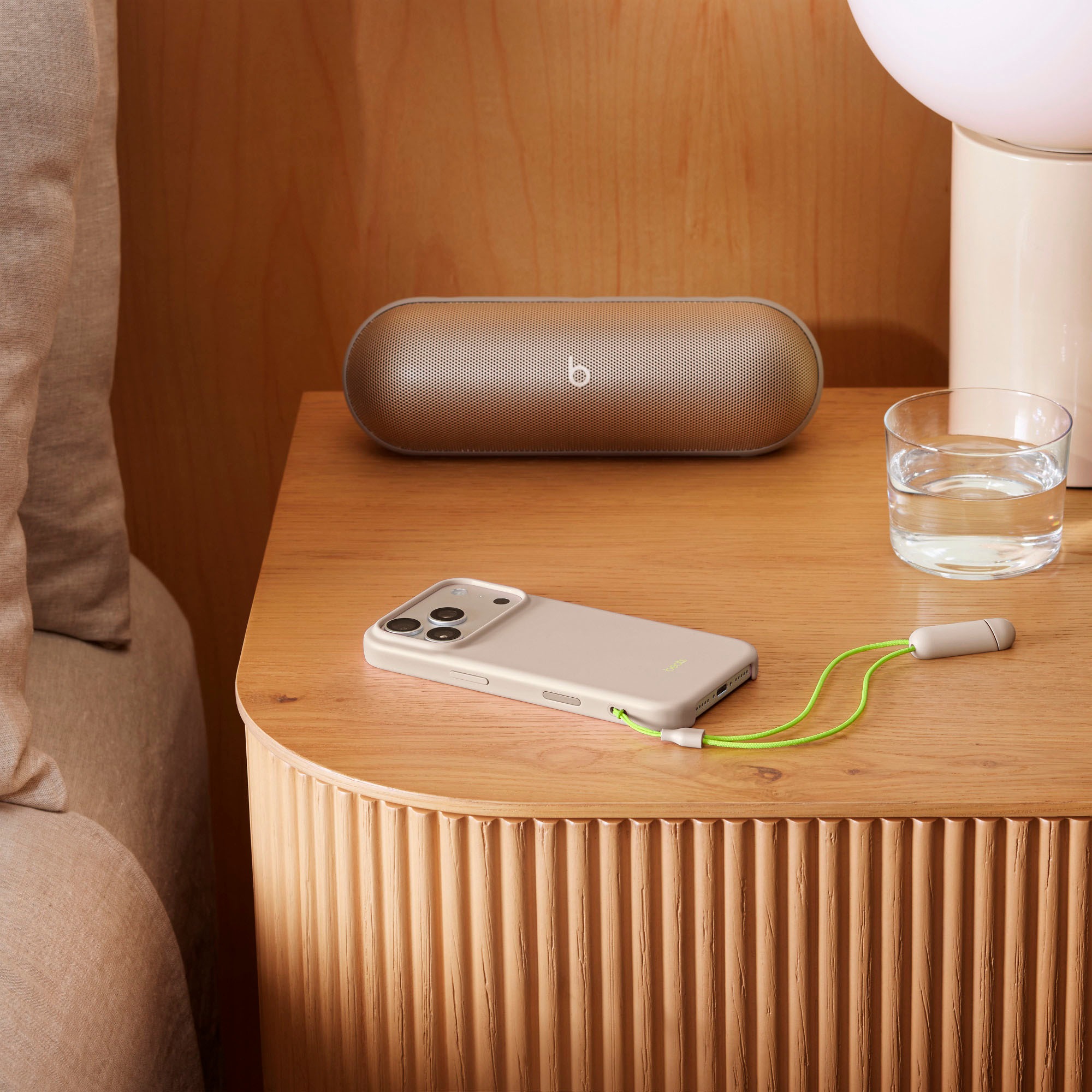 Apple Smartphone-Hülle »Beats iPhone 17 Pro Kickstand Case mit MagSafe und Kamerasteuerung« Smartphones