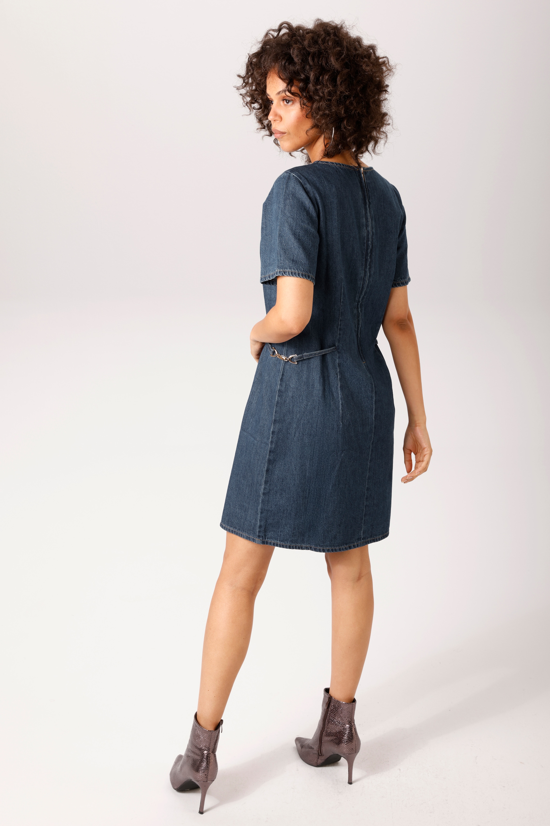 Aniston CASUAL Jeanskleid mit goldfarbenen Schmuck-Elementen an den Seiten - NEUE KOLLEKTION