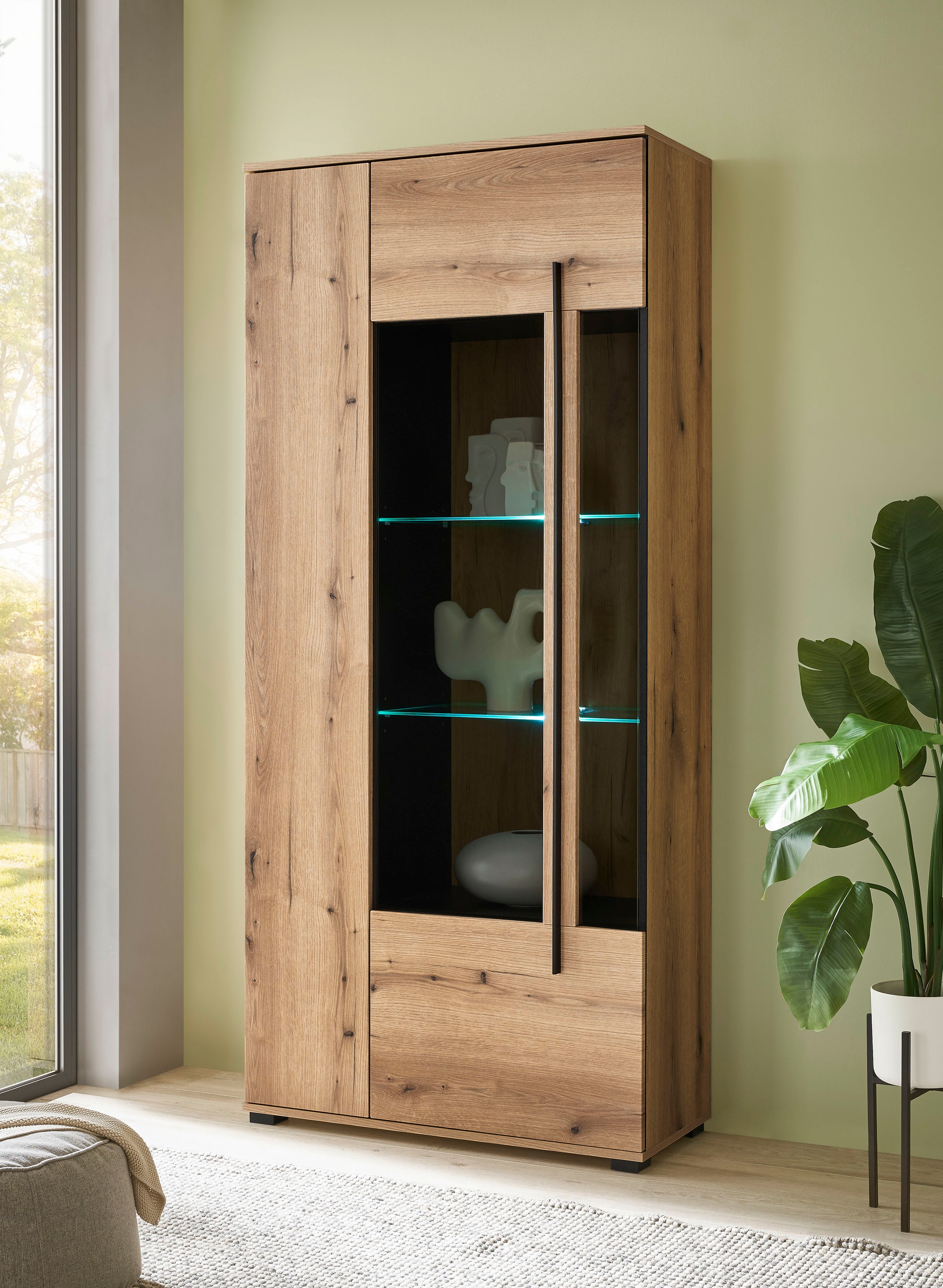 INOSIGN Vitrine »Cantara, Vitrinenschrank in Eiche Evoke oder weiß, Standvitrine«, schwarzer Stangengriff, ausreichend Stauraum, vielseitig einsetzbar