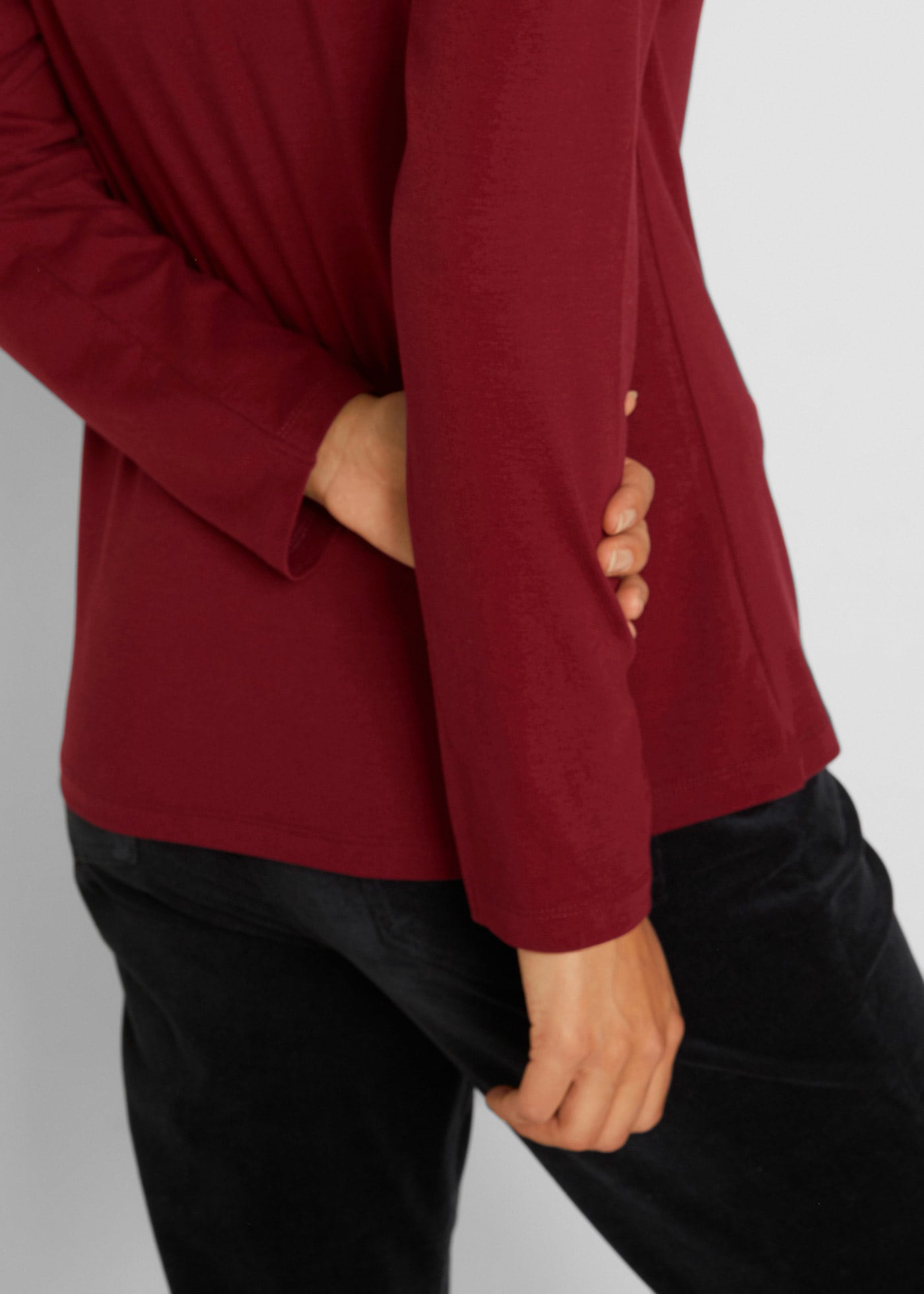 bonprix Langarmshirt »Figurbetontes Langarmshirt (2er Pack)« Packung, 2 Stk. Slim fit Passform, mit V-Ausschnitt, aus Baumwolle und Elasthan