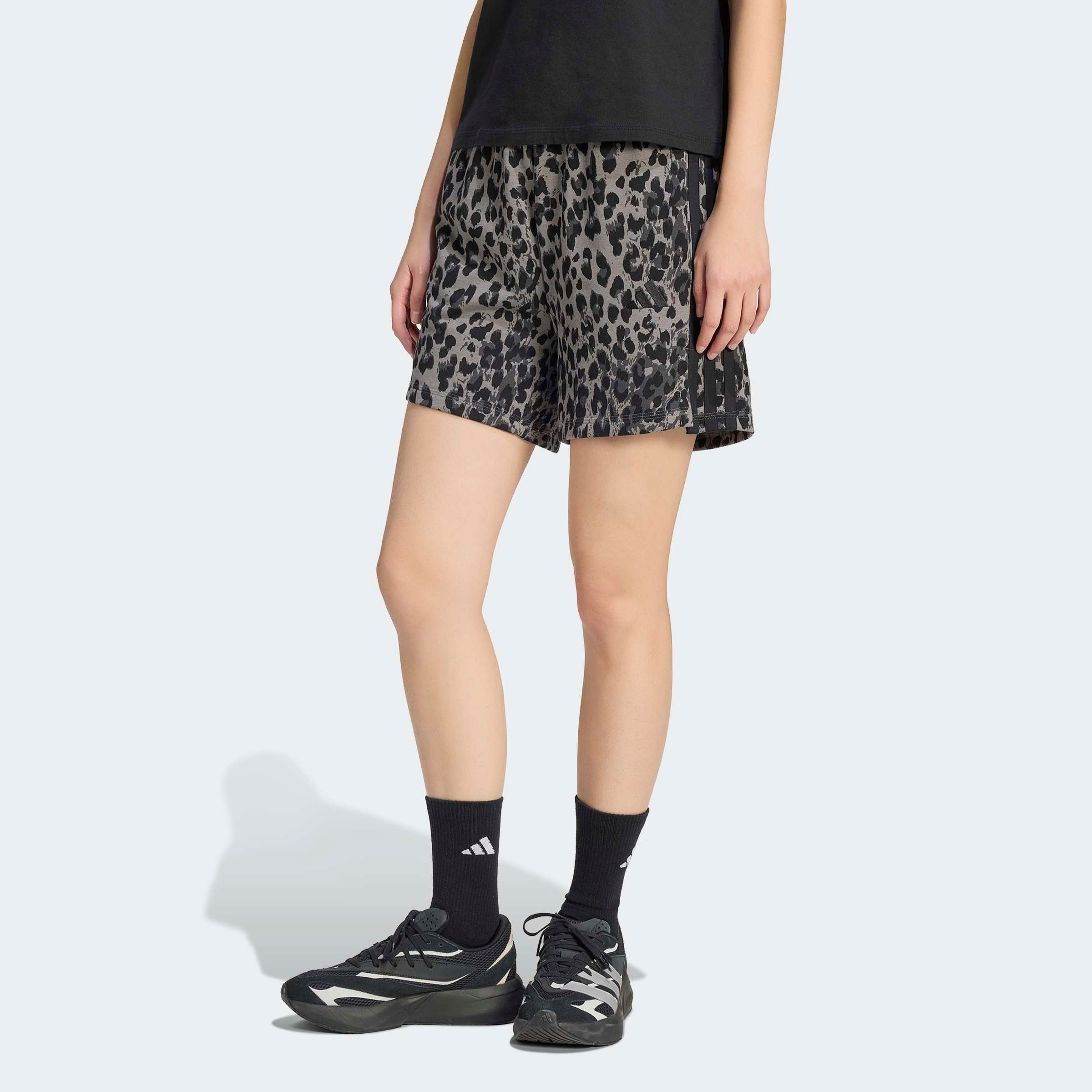 adidas Sportswear Shorts "W AOP SHO" für Erwachsene, mit Gummizug, aus Baumwolle, eng geschnitten