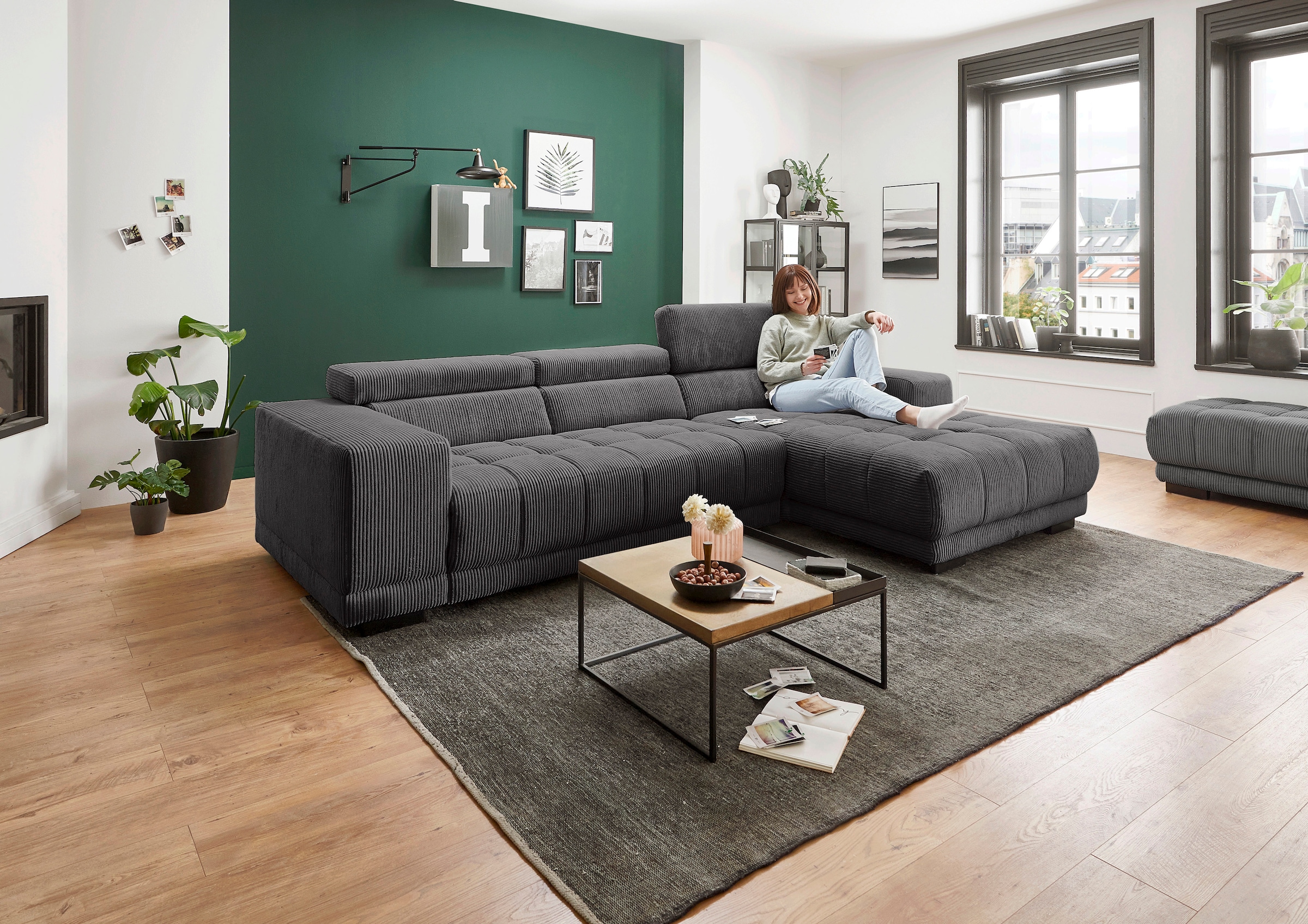 Die PlanBar Ecksofa "MP-IN15053 L-Form schmaler Schenkel" wahlweise mit Kopfteilverstellung und manueller Vorziehbank