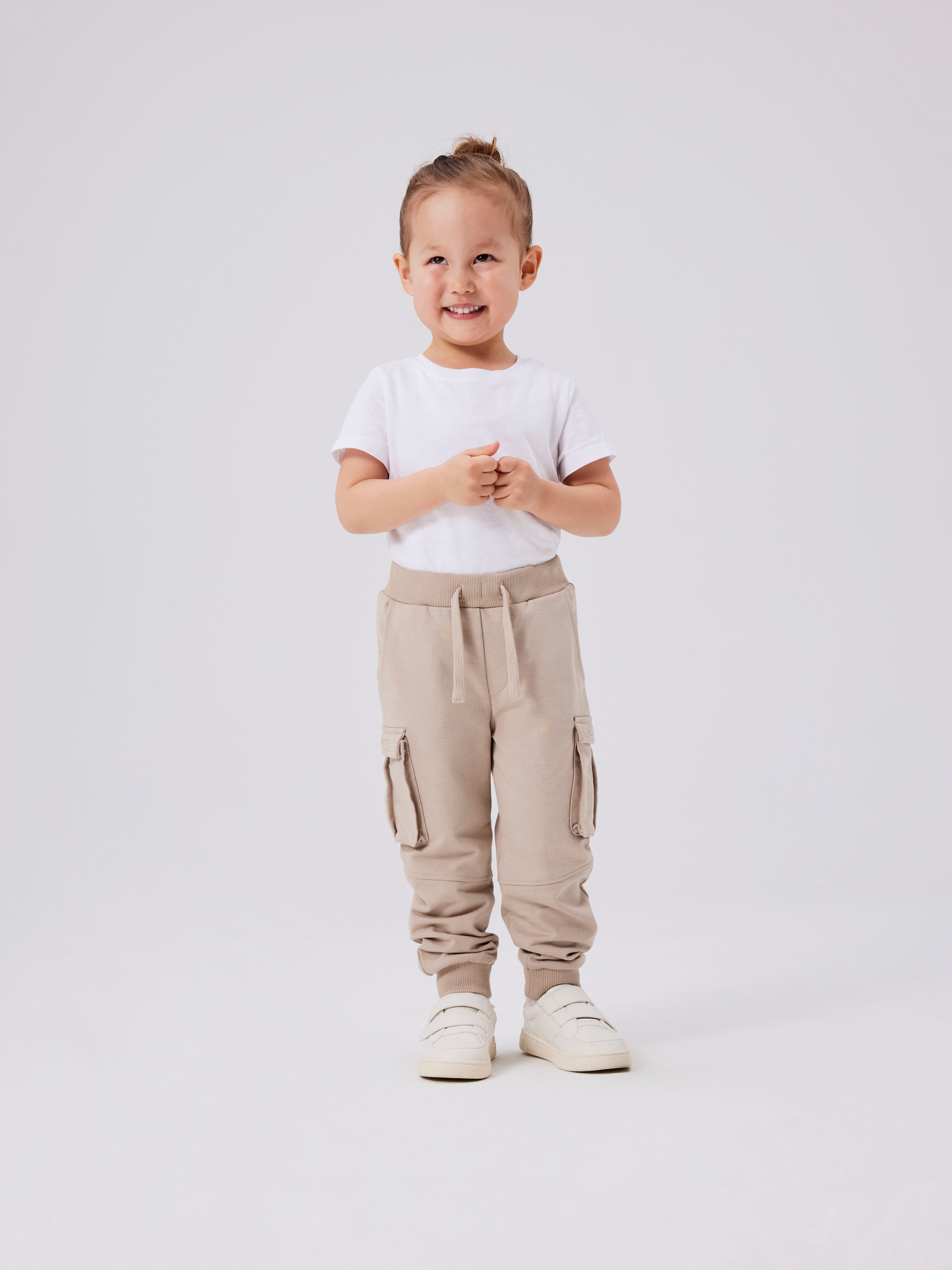 NAME IT Jungen Jogginghose "NMNOLI für Unisex mit elastischem Bund und schlichtem Look", Gr. 110, beige, Sweatware, Obermaterial: 60% Baumwolle, 40%