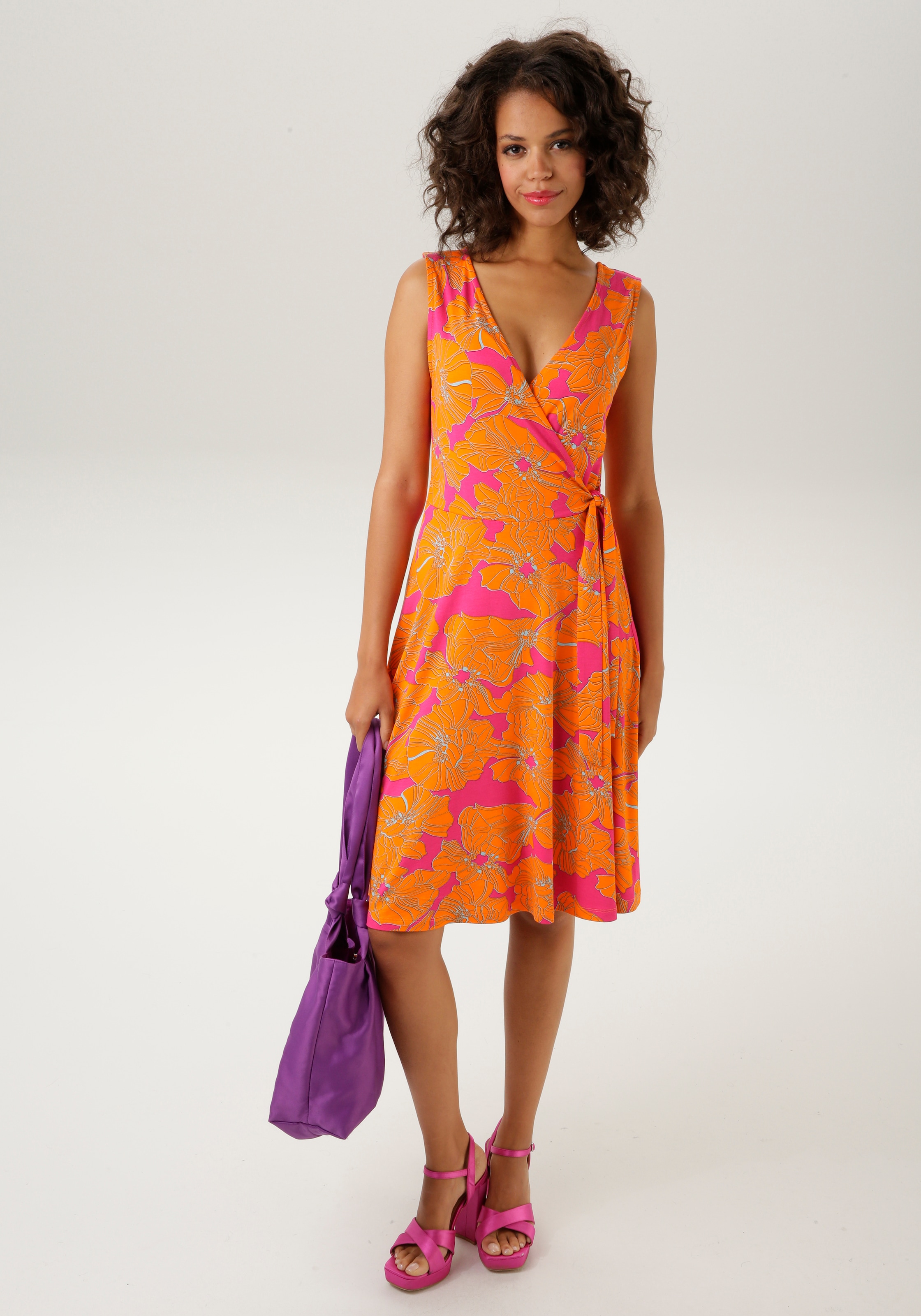 Sommerkleid, mit farbintensivem, großflächigem Blumendruck