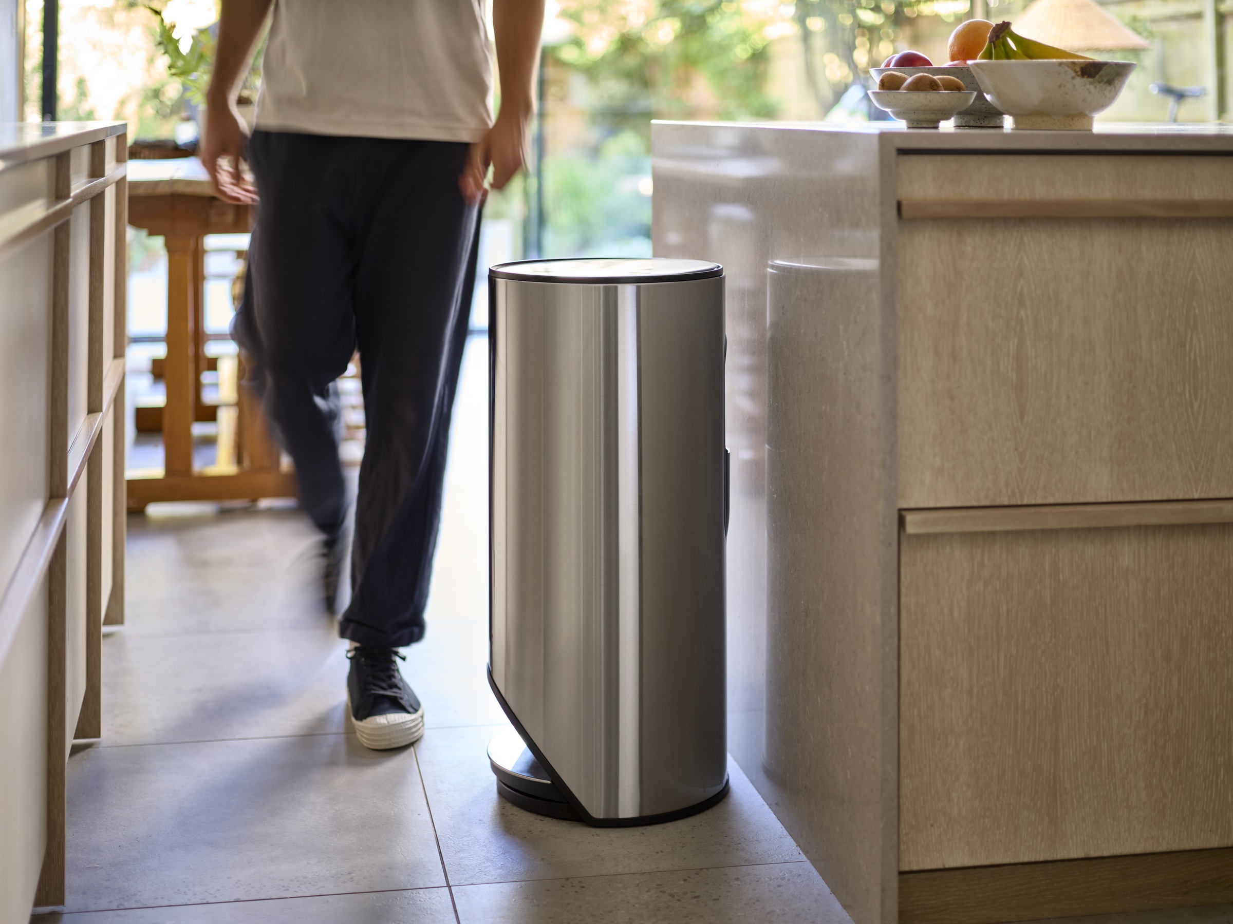 Joseph Joseph Mülleimer "Arc 30-Liter-Slimline-Treteimer" inkl. Integriertem Halter für Müllbeutel