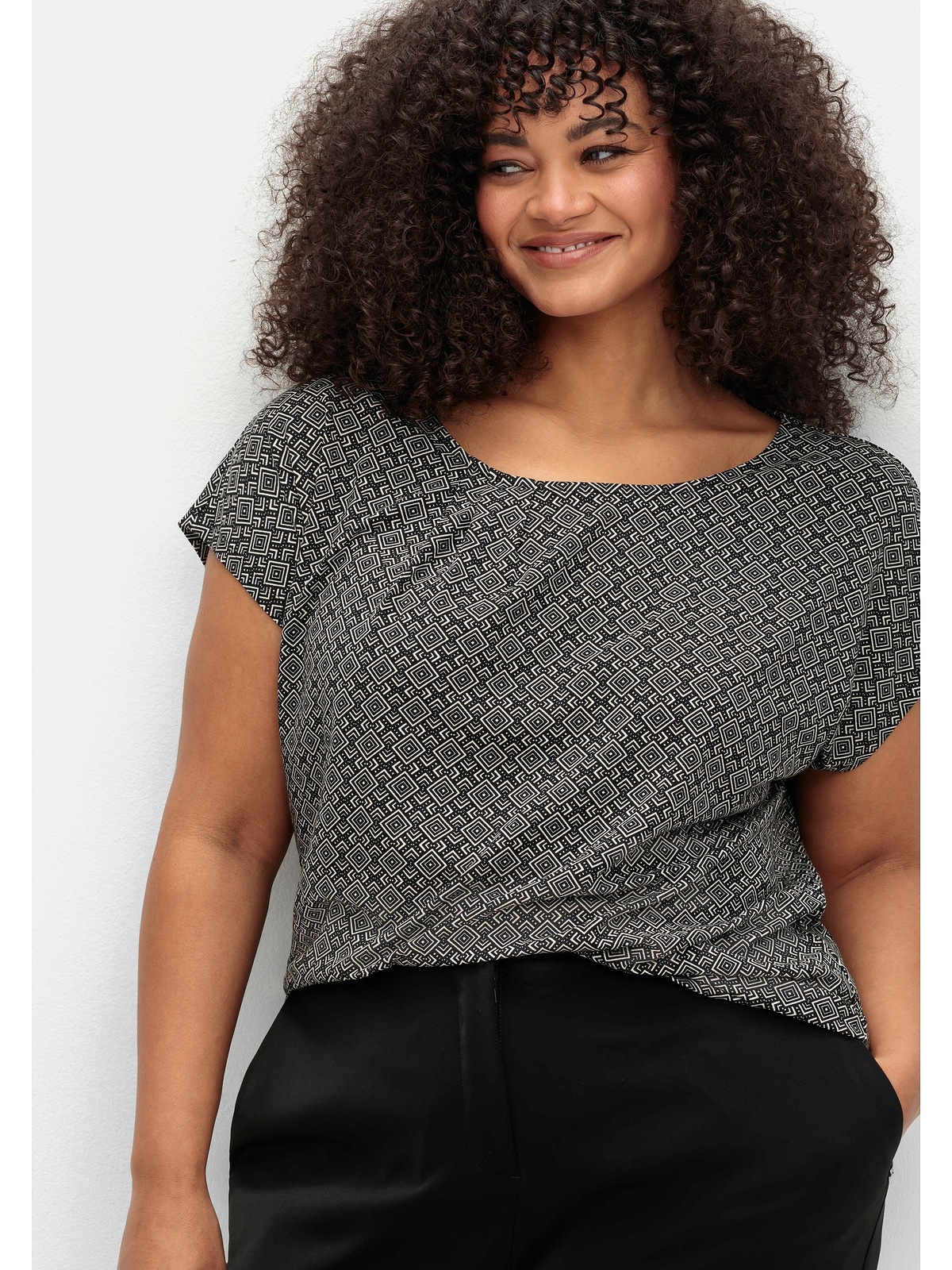 Sheego Rundhalsshirt »Große Größen«, mit grafischem Minimalprint