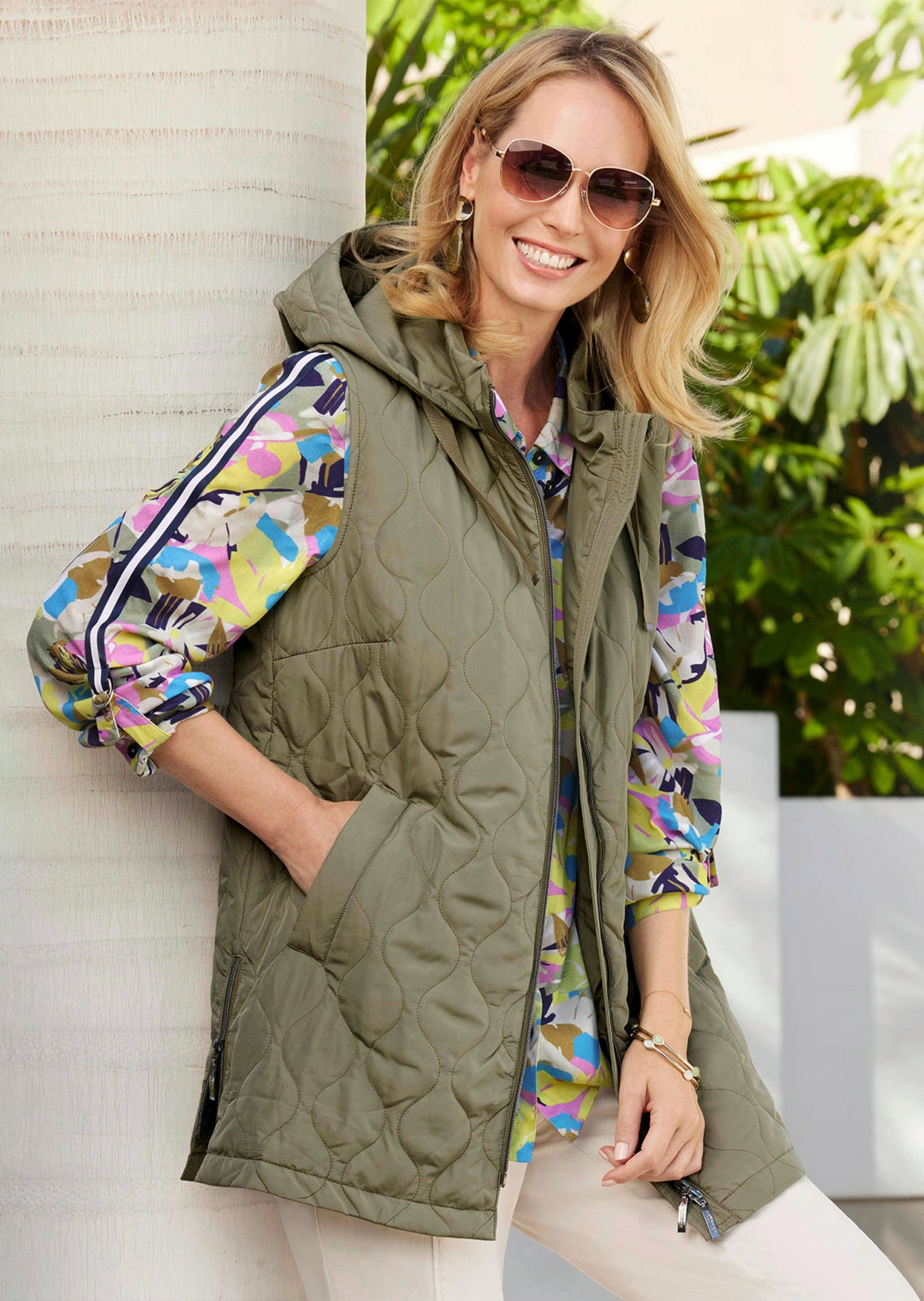 Thumbnail - GOLDNER Kurzweste "Kurzgröße Weste mit Kapuze" seitliche Schlitze mit Reißverschluß