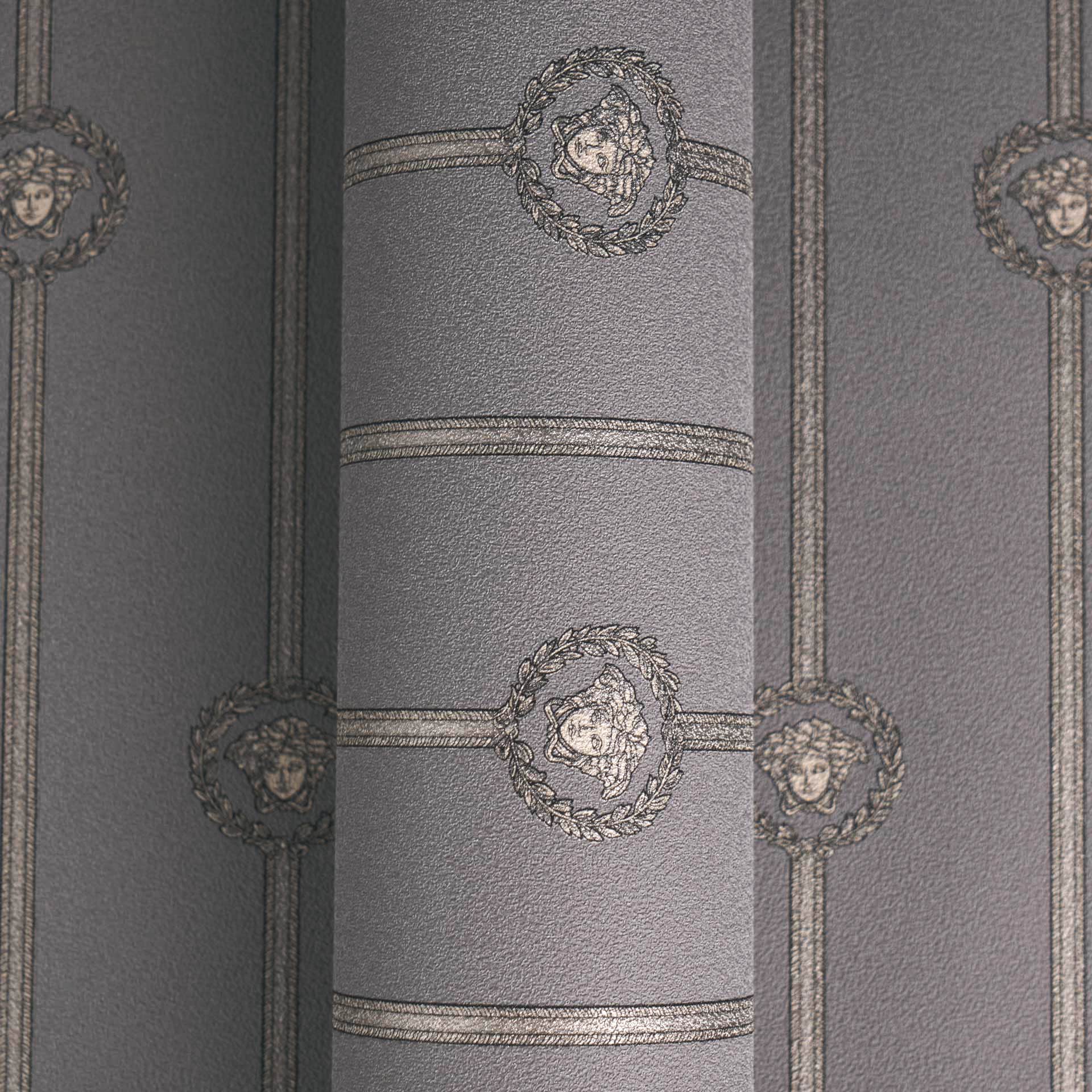 Versace Vliestapete »Versace 6 I Love Baroque –« 3D-Optik | Barock | Motiv geprägt Elegantes Streifendesign mit ikonischen Medaillons & feinem Glanz