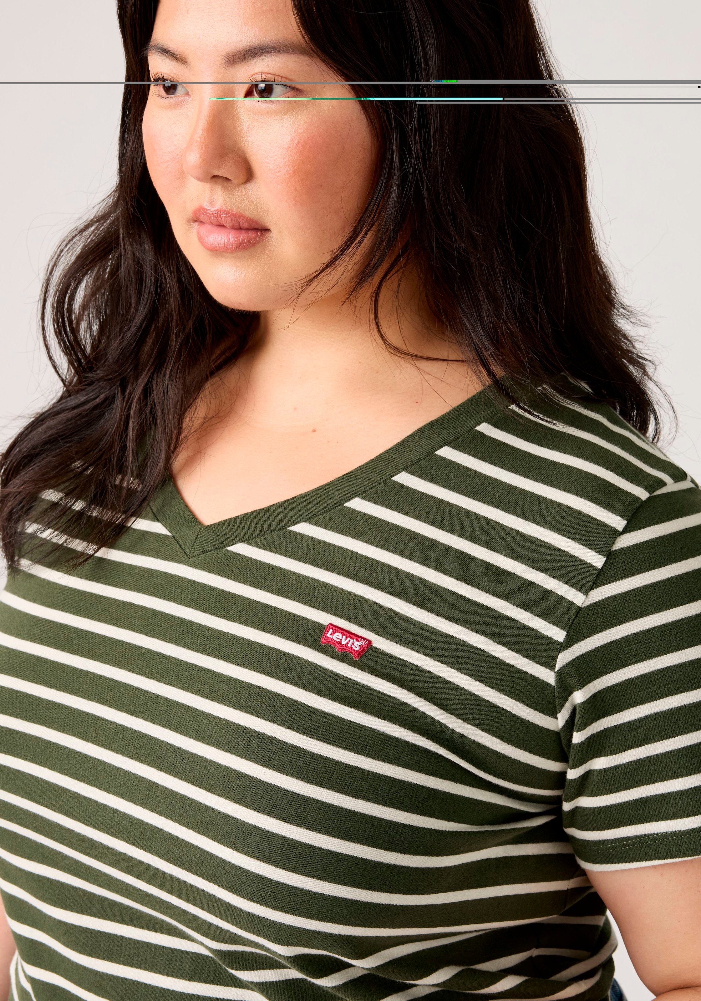 Levi's® Plus Kurzarmshirt »V NECK TEE« Gerade geschnittene Passform