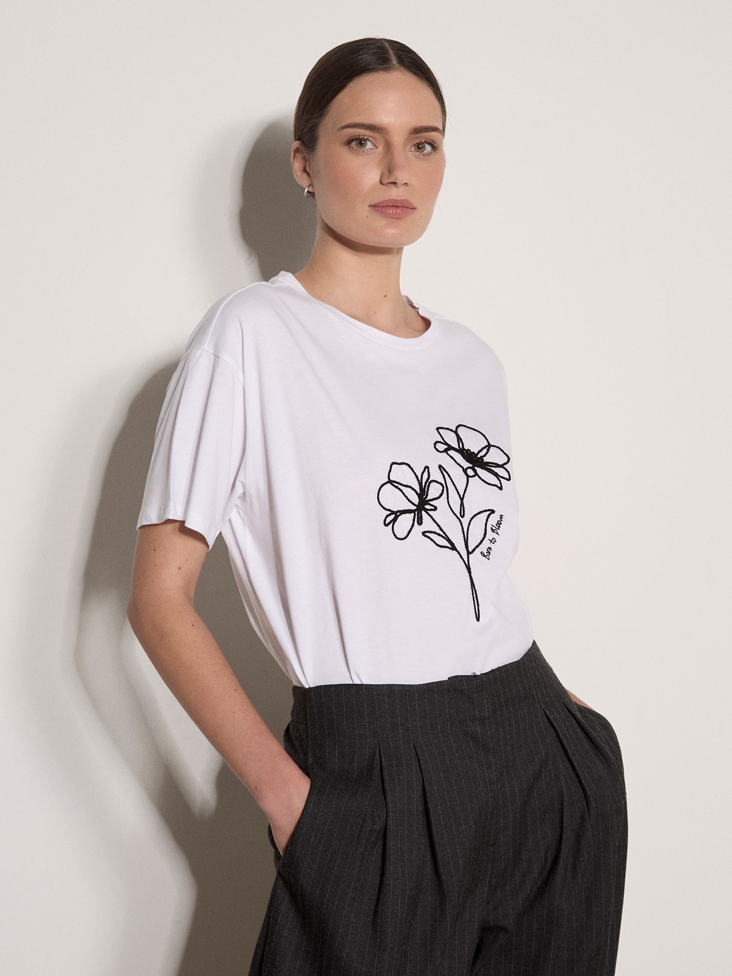 Apricot T-Shirt "Shirt mit Blumenstickerei "Born To Bloom""