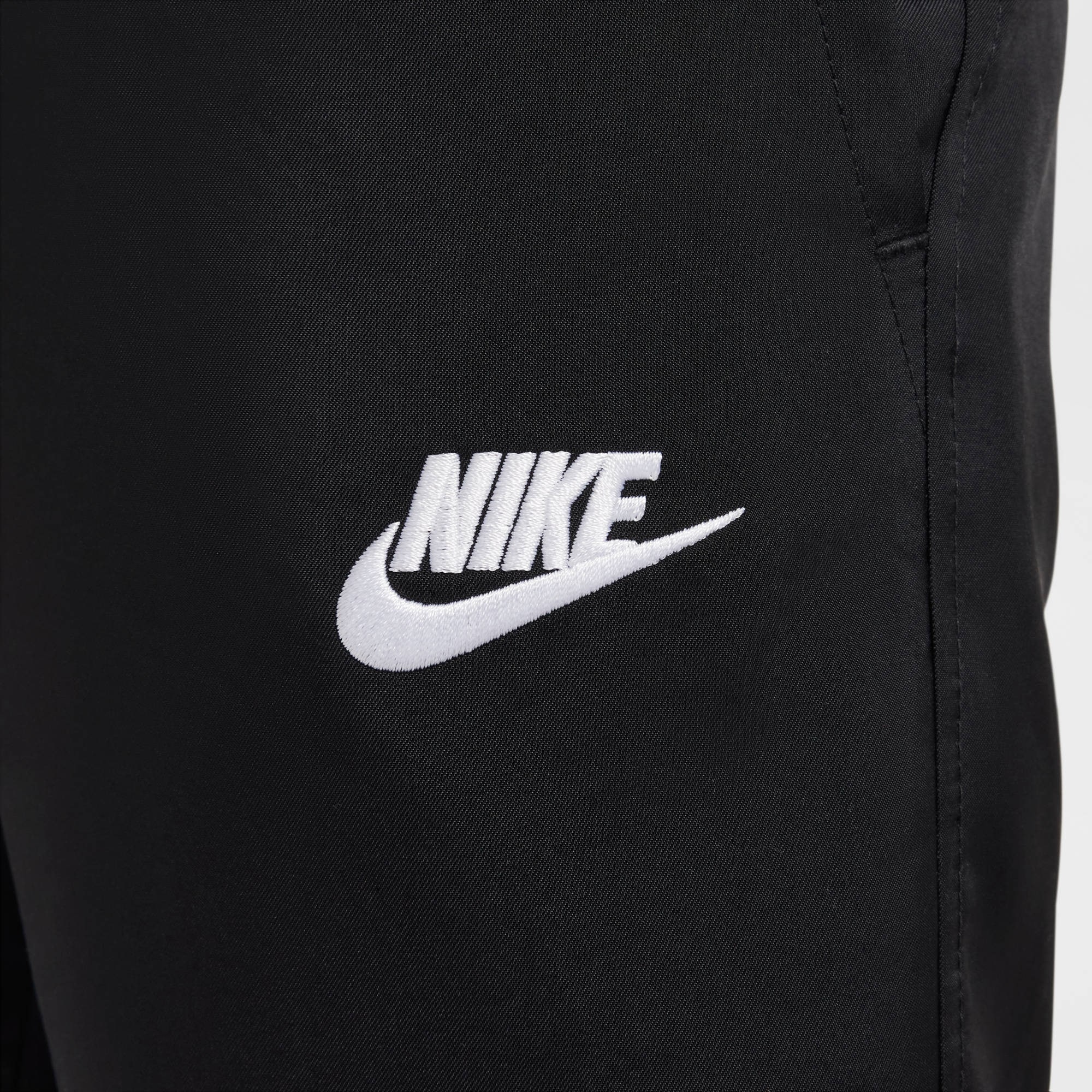Nike Sportswear Sporthose »K NSW CLUB WVN JGGR LBR«  aus Polyester, für Jugendliche, sportlicher Stil, leichtes Material
