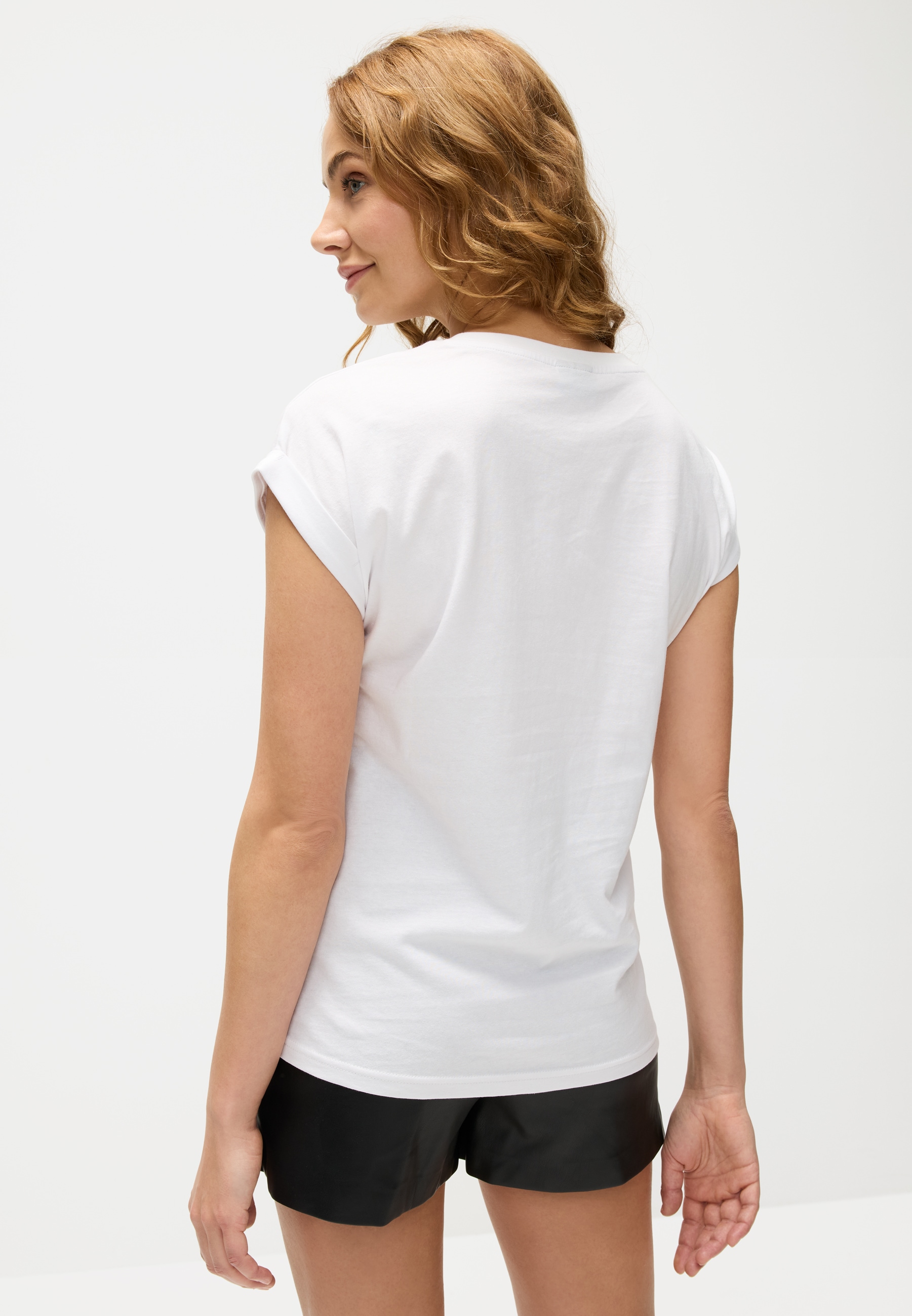 LASCANA Shorts, (mit Gürtel), aus Lederimitat, Kunstleder Shorts, elegant, modisch