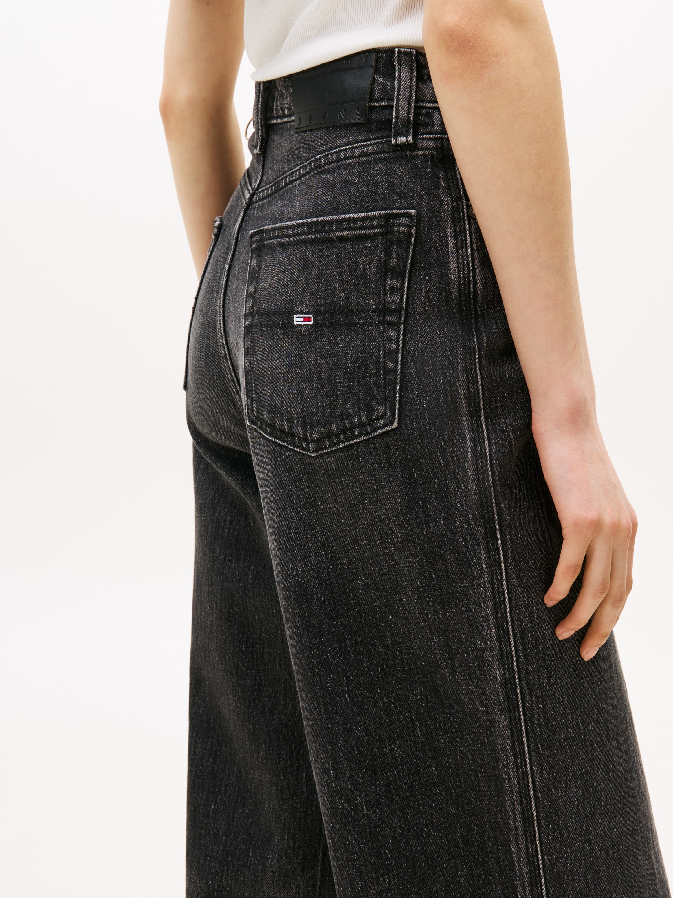 Tommy Jeans Weite Jeans »Claire High Rise«, mit Logo-Badge