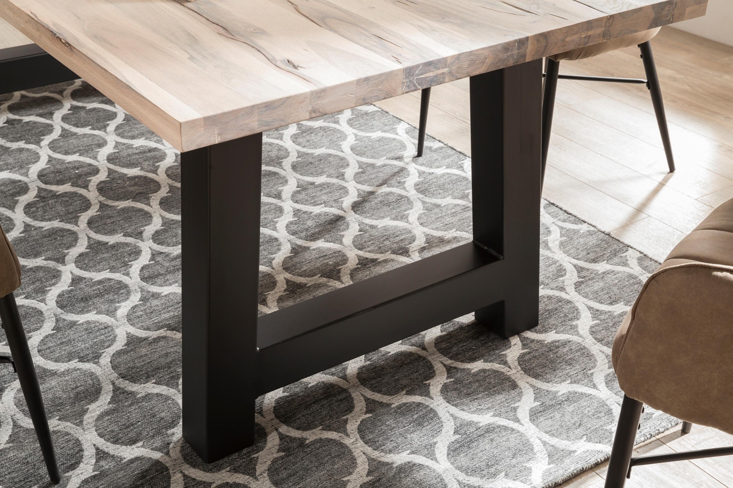 Home affaire Esstisch »New York«, Balkeneiche massiv mit ausdrucksstarker Holzoptik
