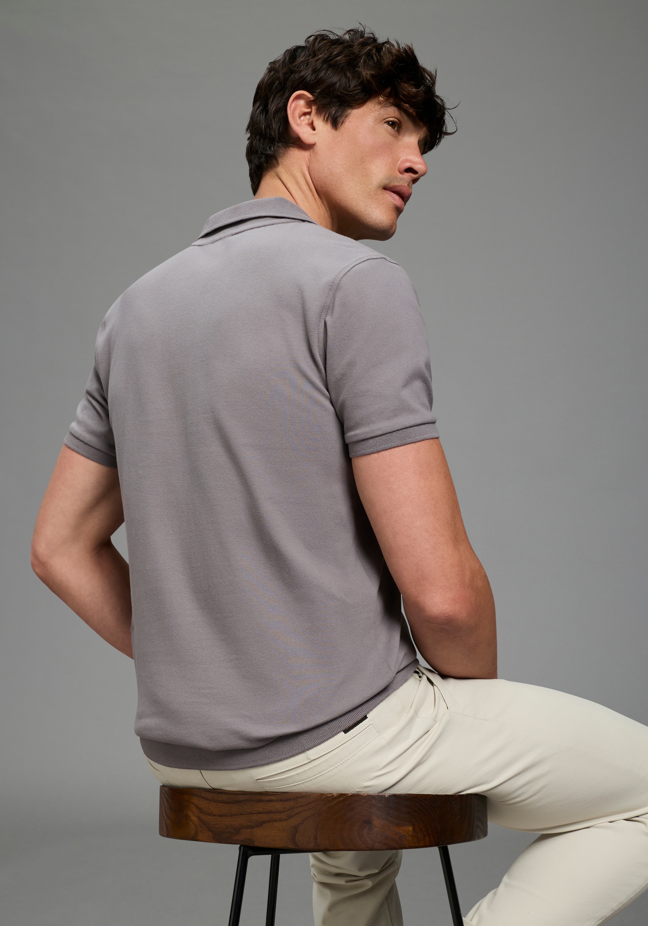 Bruno Banani Henleyshirt schmale Passform, Kurzarm, V-Ausschnitt und Polokragen, unifarben