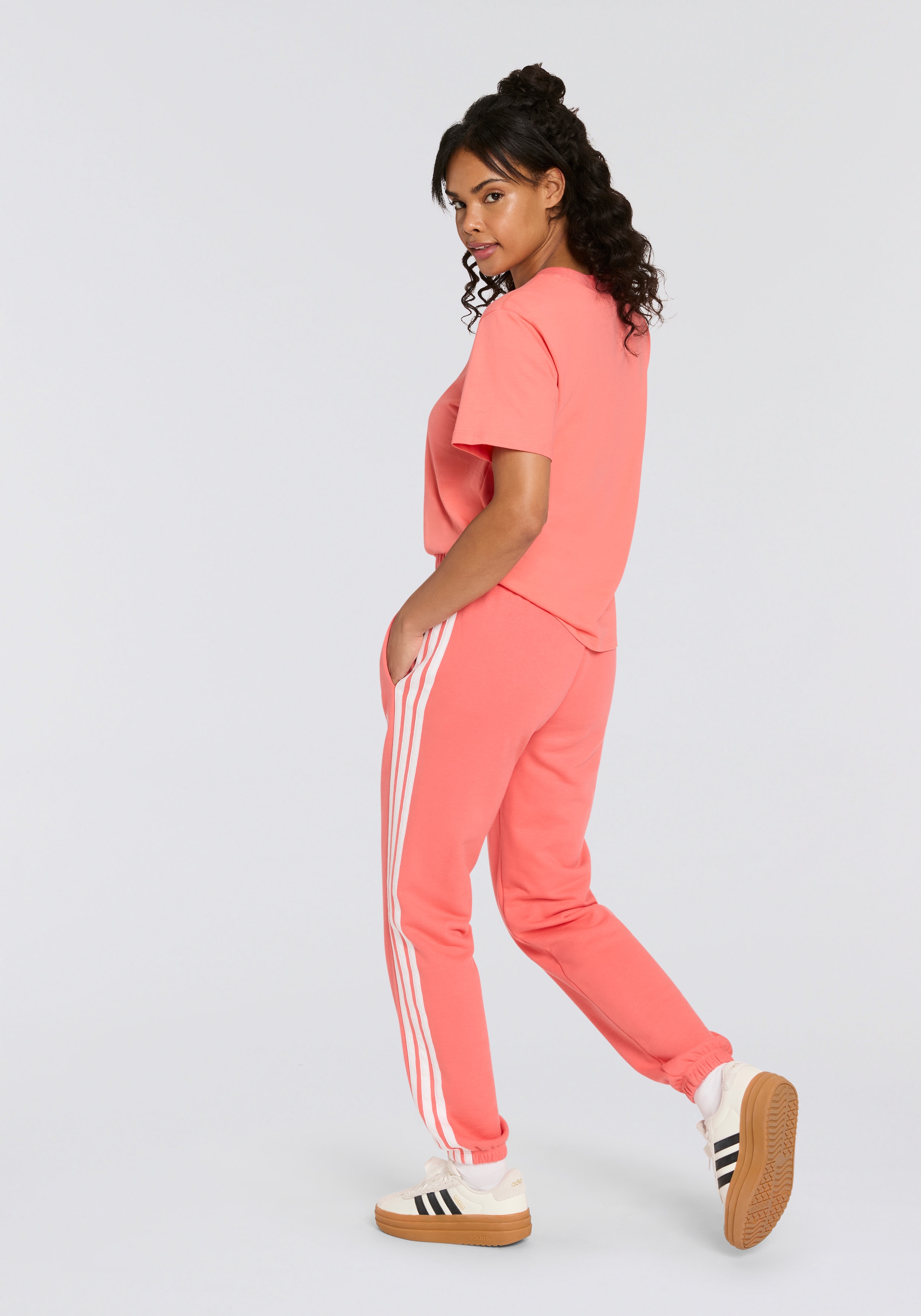 adidas Sportswear Sporthose »W 3S FT CF PT«, (1 tlg.), Reguläre Passform, mittelhoher Bund, weiches French Terry Material
