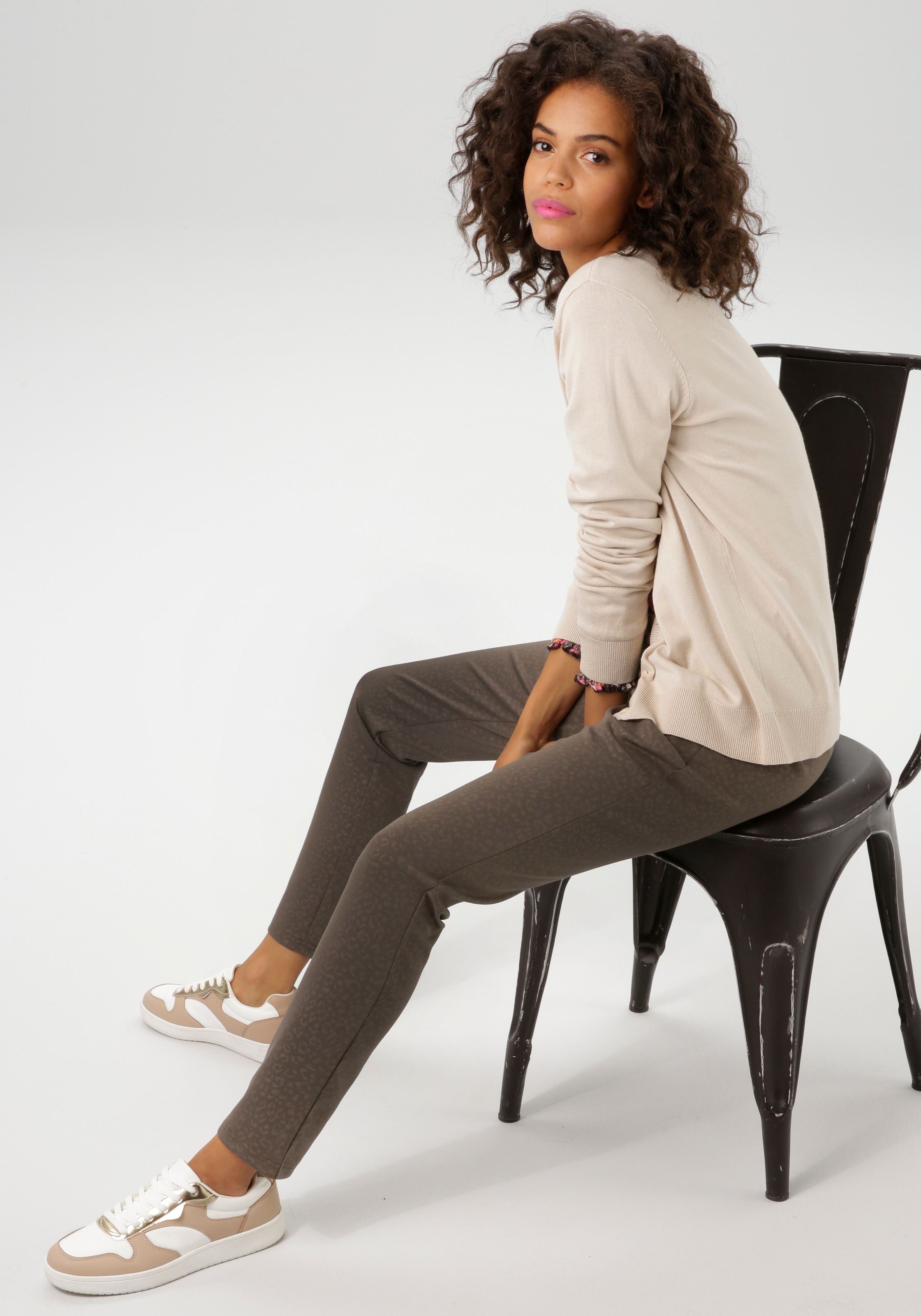 Aniston CASUAL Schlupfhose, mit dezentem Druck