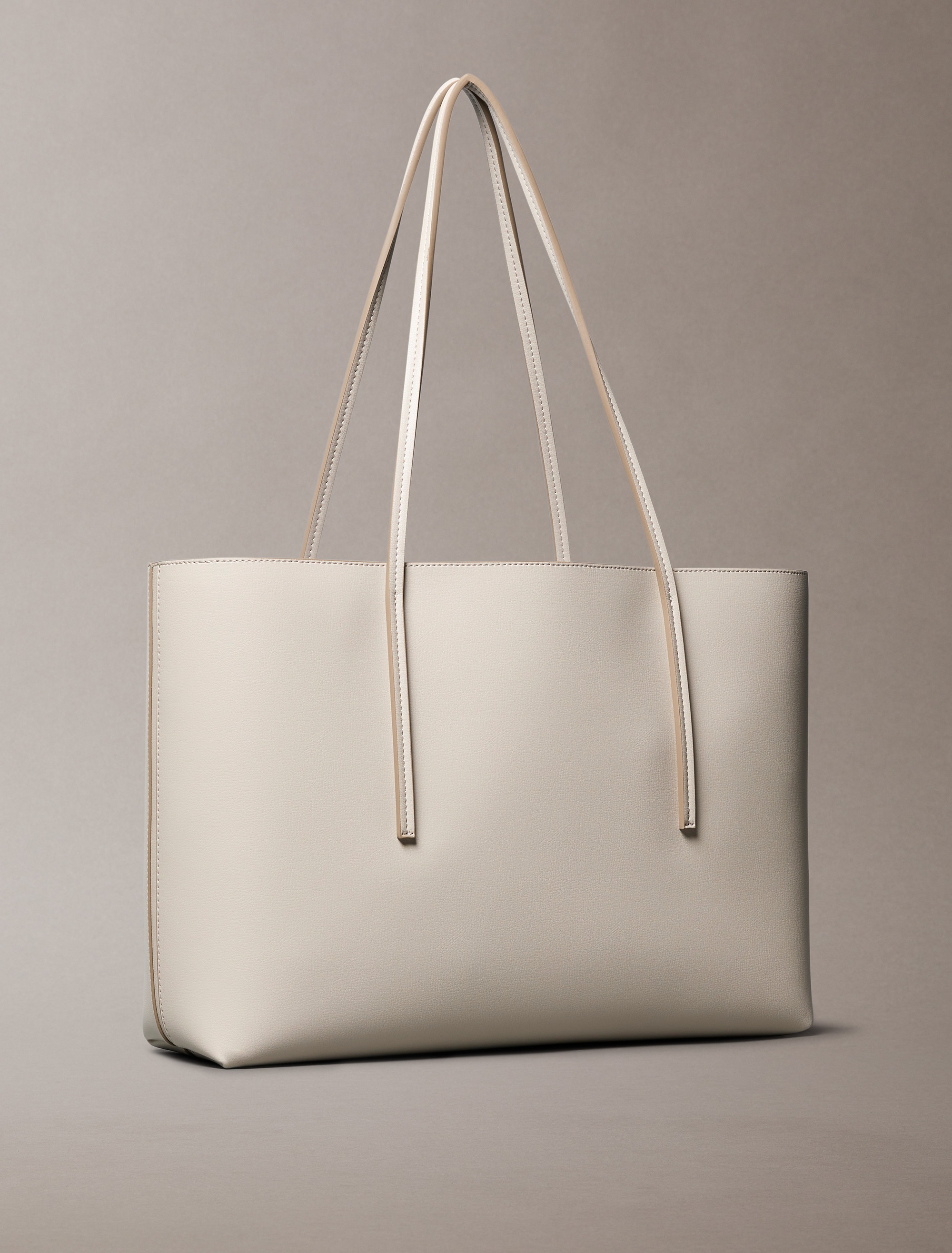Calvin Klein Henkeltasche »FOIL LOGO TOTE W/POUCH«, (2 tlg.), Damen-Schultertasche mit Reißverschluss-Tasche
