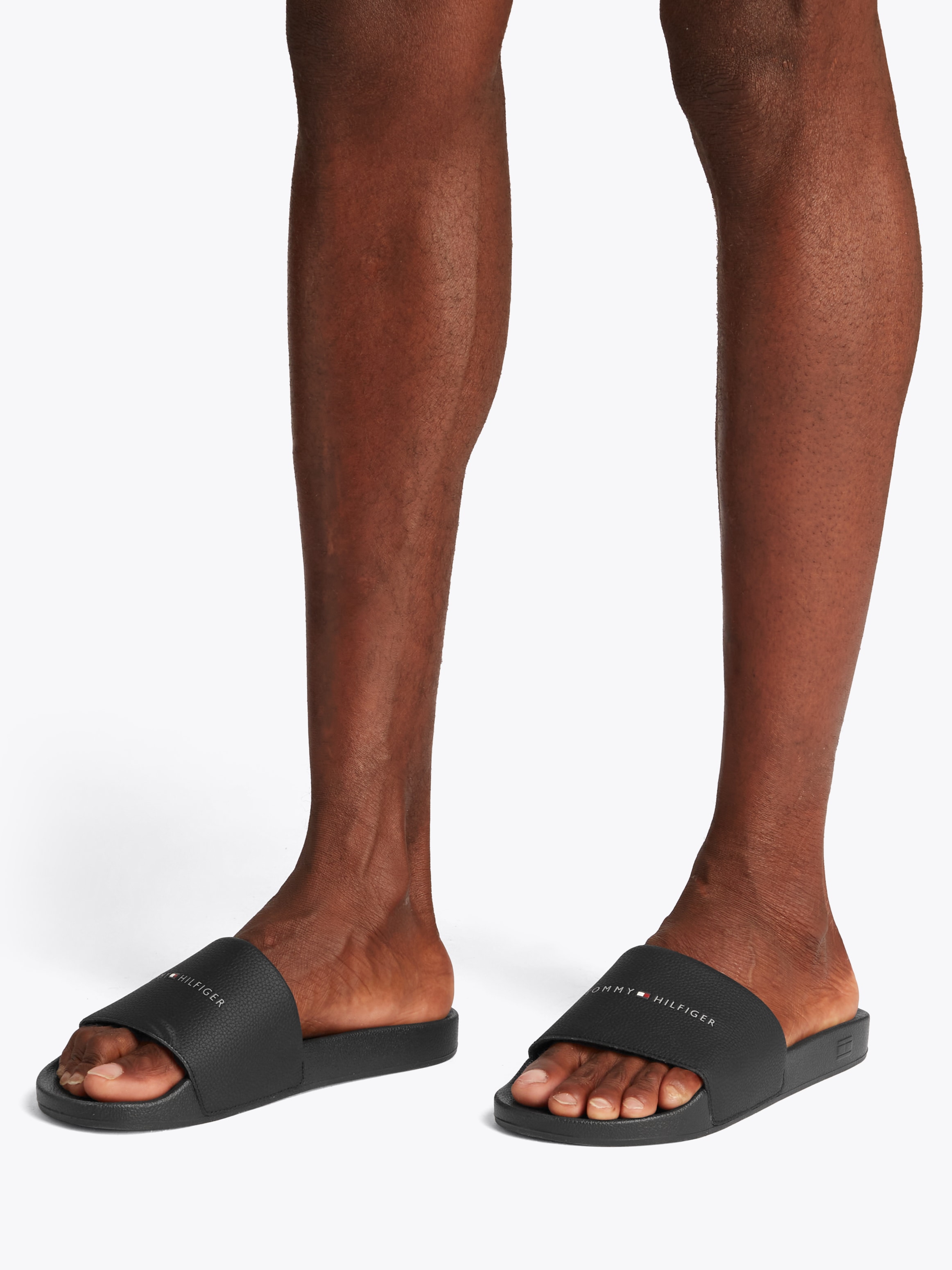 Tommy Hilfiger Pantolette »HILIFGER NYC POOL SLIDE«, Schlupfschuh, Strandschuh, Schlappen mit Logoschriftzug