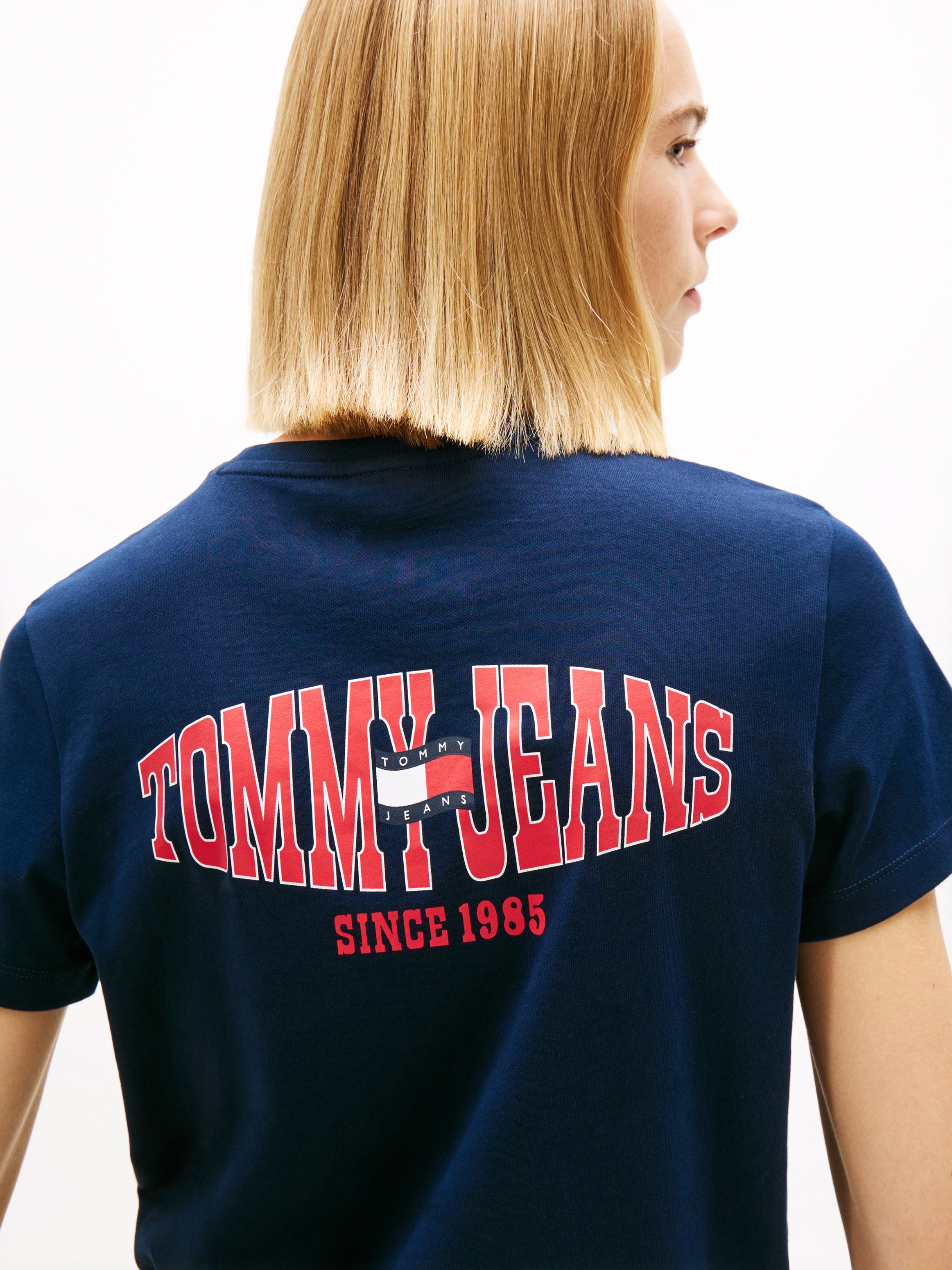 Tommy Jeans Kurzarmshirt "TJW REG WAVY FLAG SS TEE EXT" Tommy Flag-Badge au günstig online kaufen