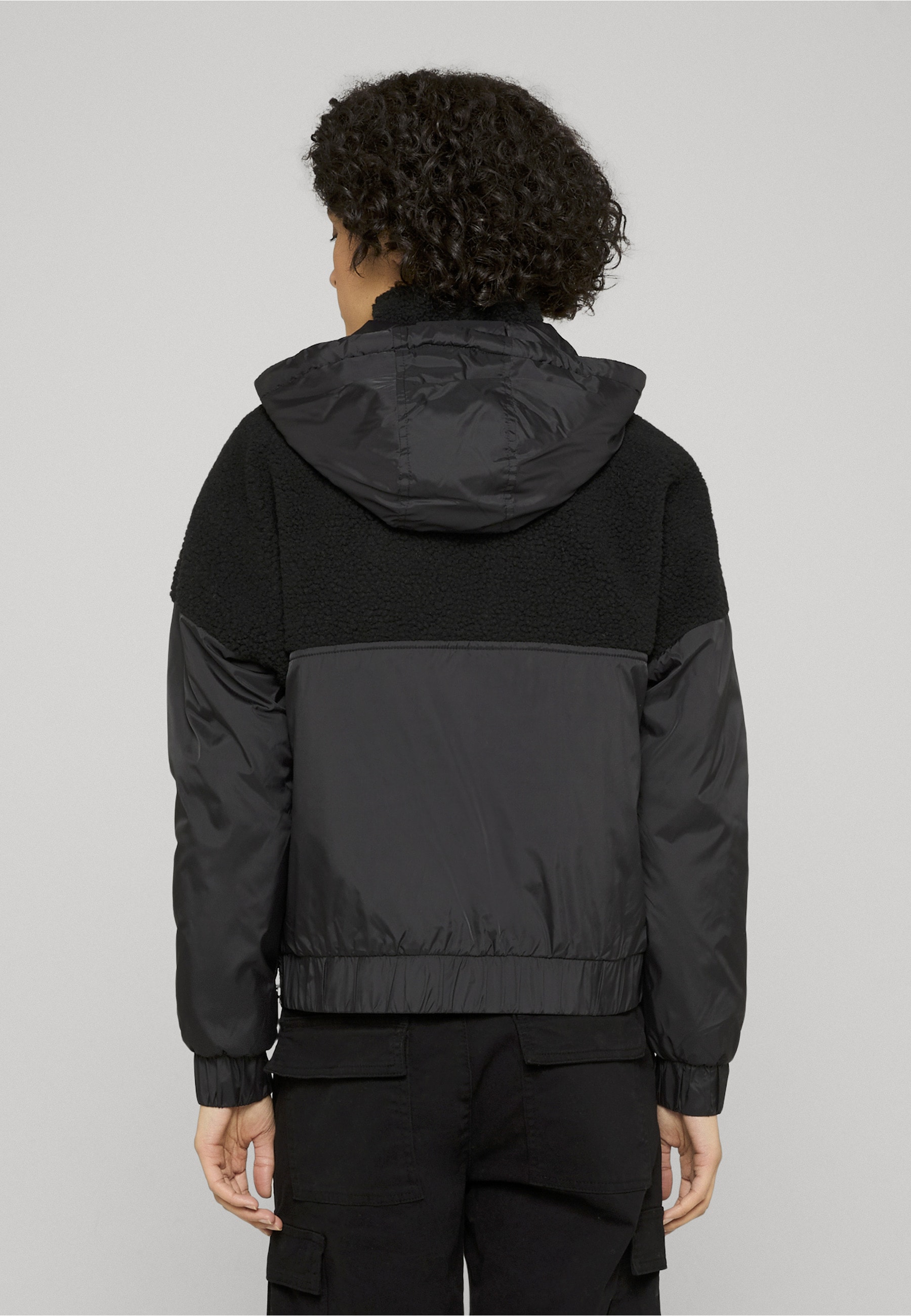 URBAN CLASSICS Winterjacke »Urban Classics Damen Ladies Sherpa Mix Pull Over Jacket« 1 Stk. tlg. mit Kapuze