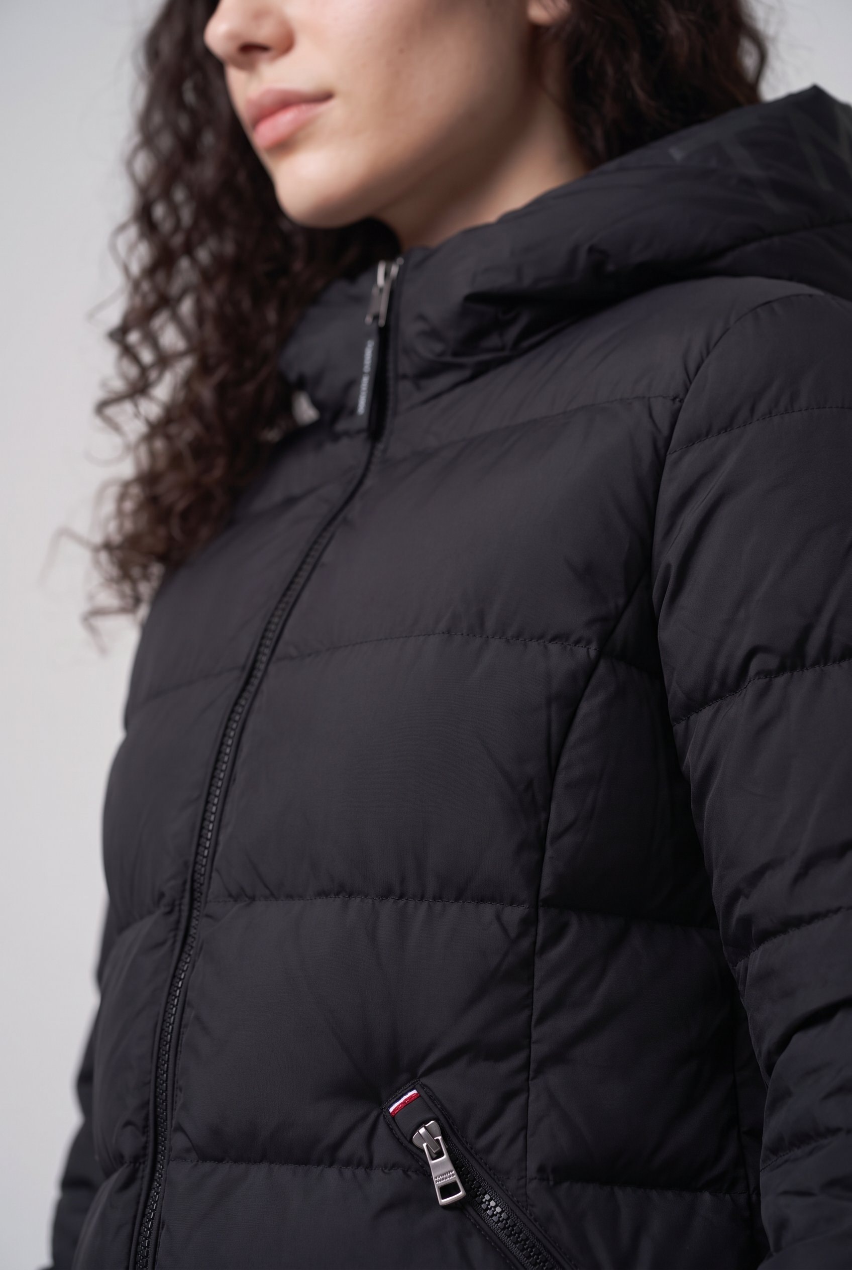 Tommy Hilfiger Steppjacke »DOWN BRANDED FITTED JACKET« mit Kapuze Kunstfaser