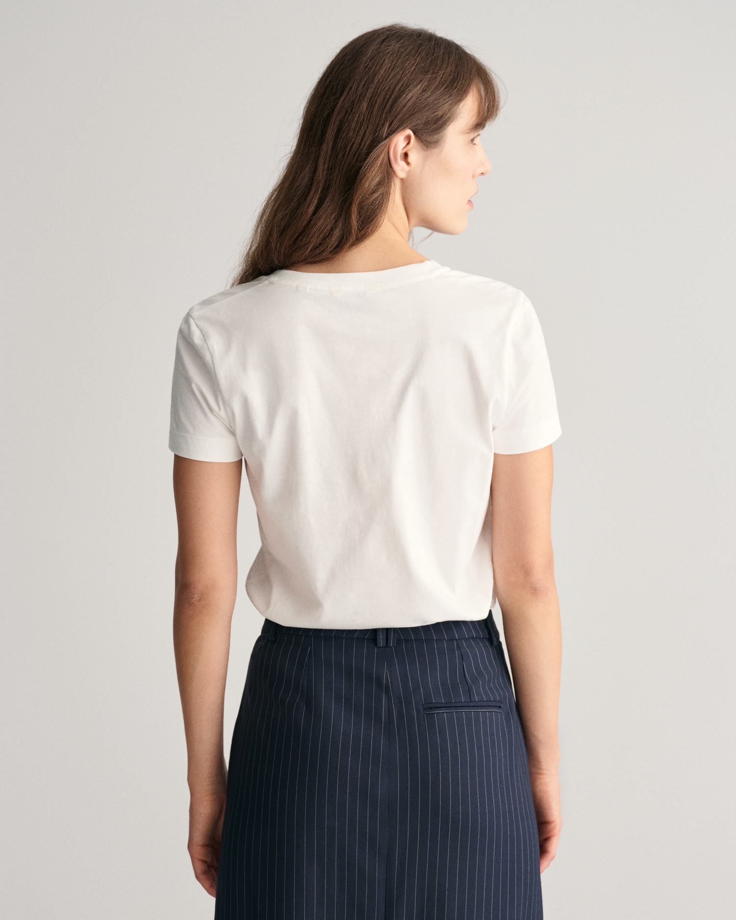 Gant T-Shirt »REG SHIELD KA V-NECK T-SHIRT«, mit einer kleinen Logostickerei auf der Brust