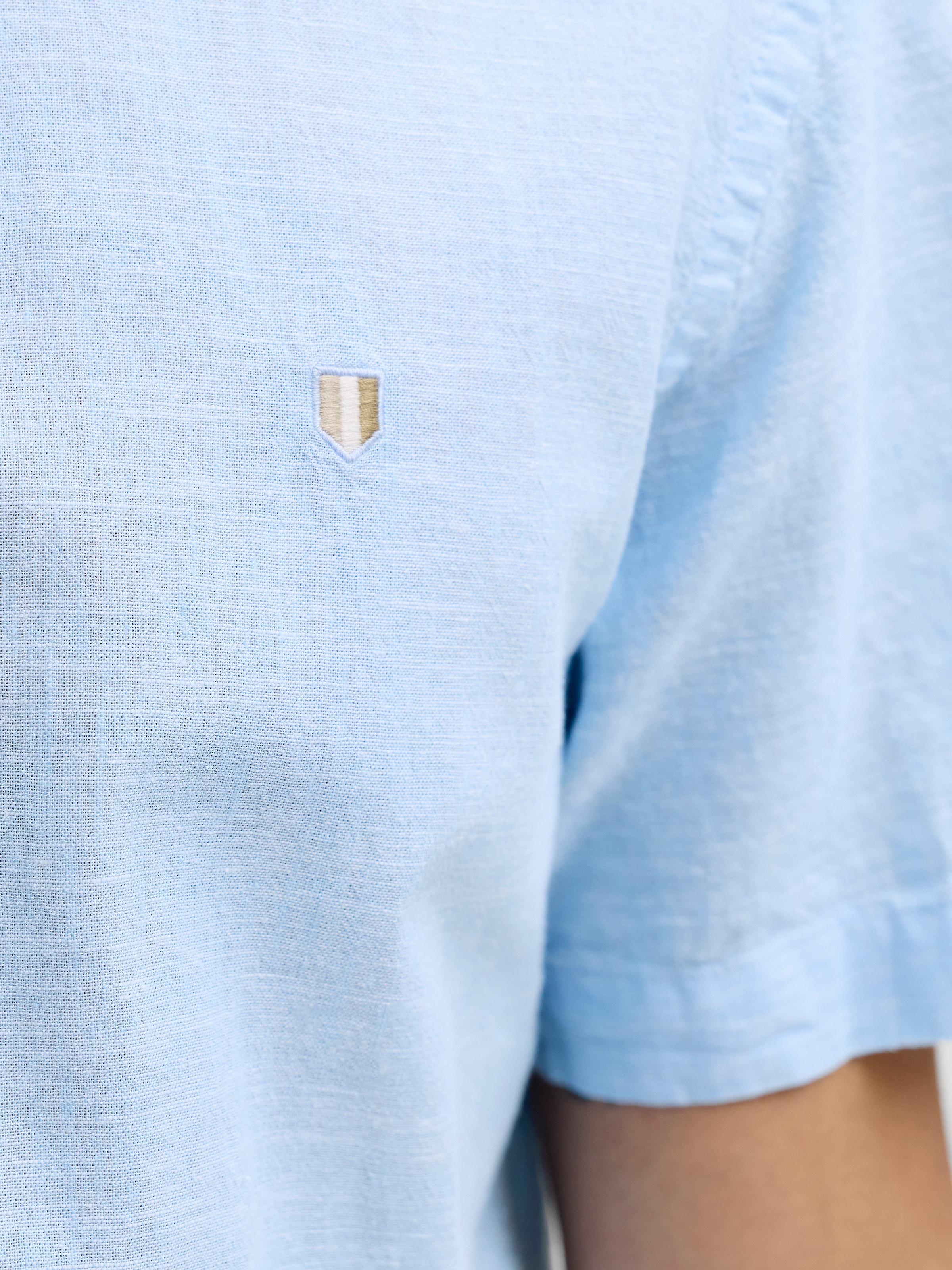 Jack & Jones Kurzarmhemd »JPRBLUSUMMER LIN. BL. SHIELD SS SHIRT SN« mit Stickerei