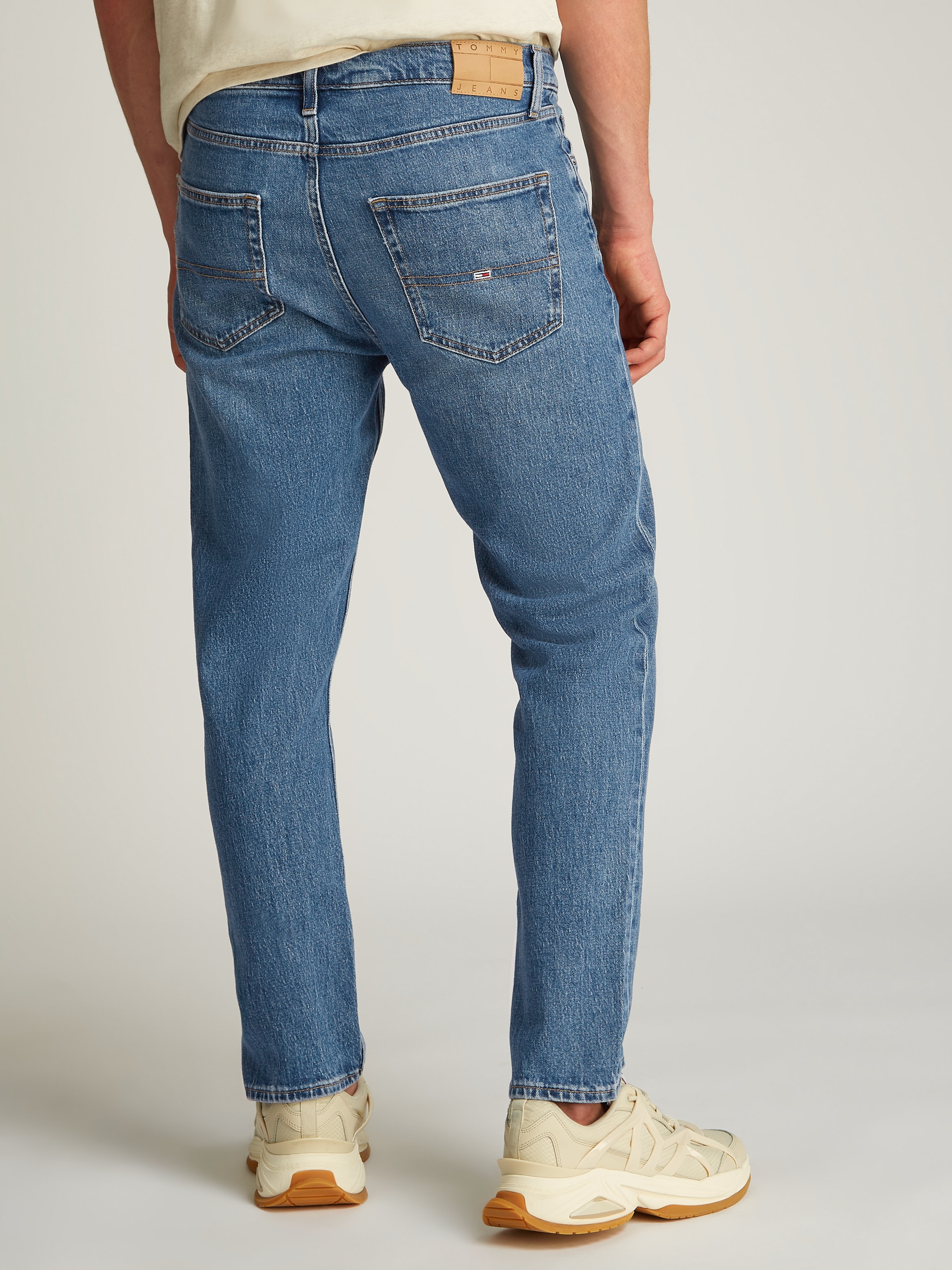 Tommy Jeans Regular-fit-Jeans »DAD JEAN RGLR TPRD«, mit Logoprägung