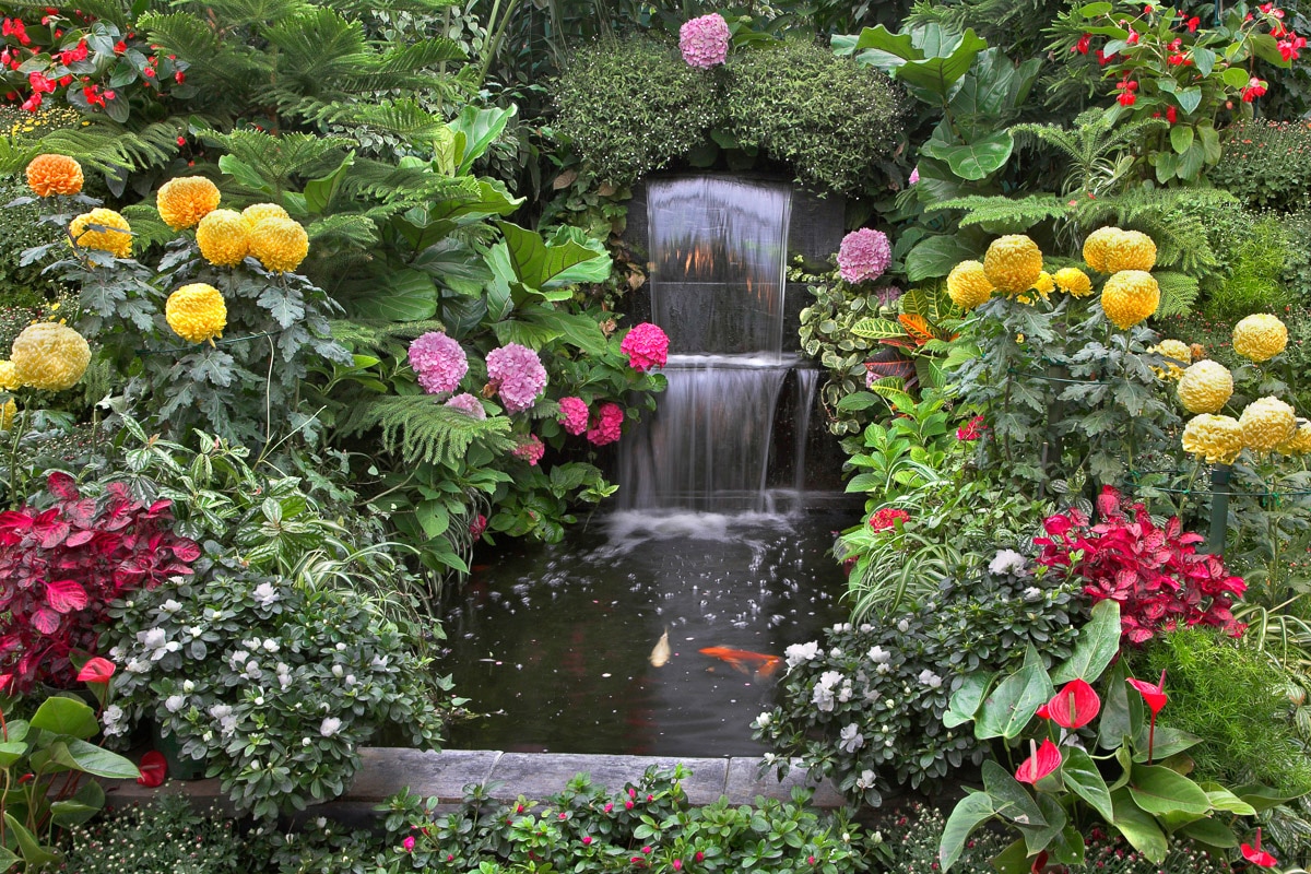 Papermoon Fototapete "Kleiner Wasserfall in Garten"