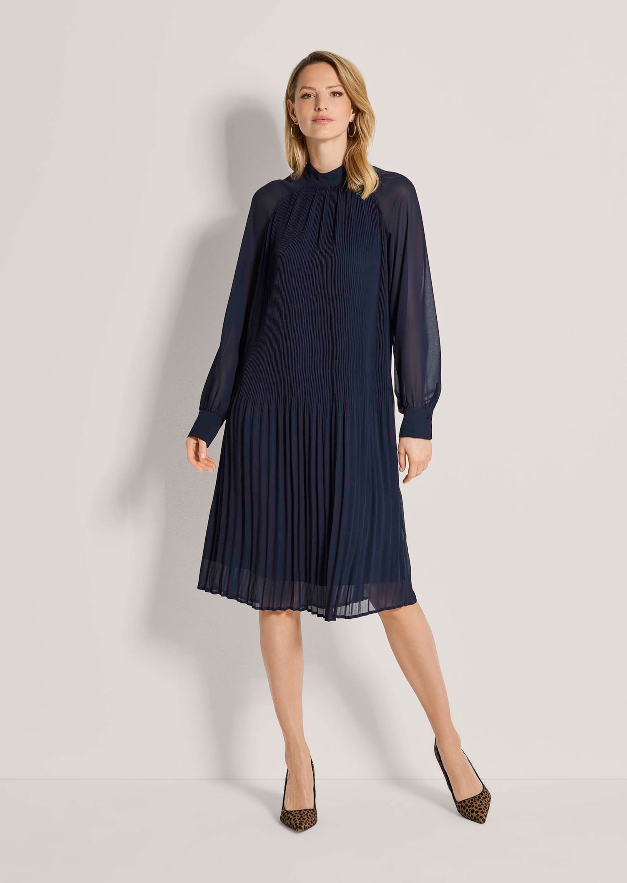MADELEINE Midikleid »Kleid Plisseekleid mit Stehkragen« Ohne Tasche