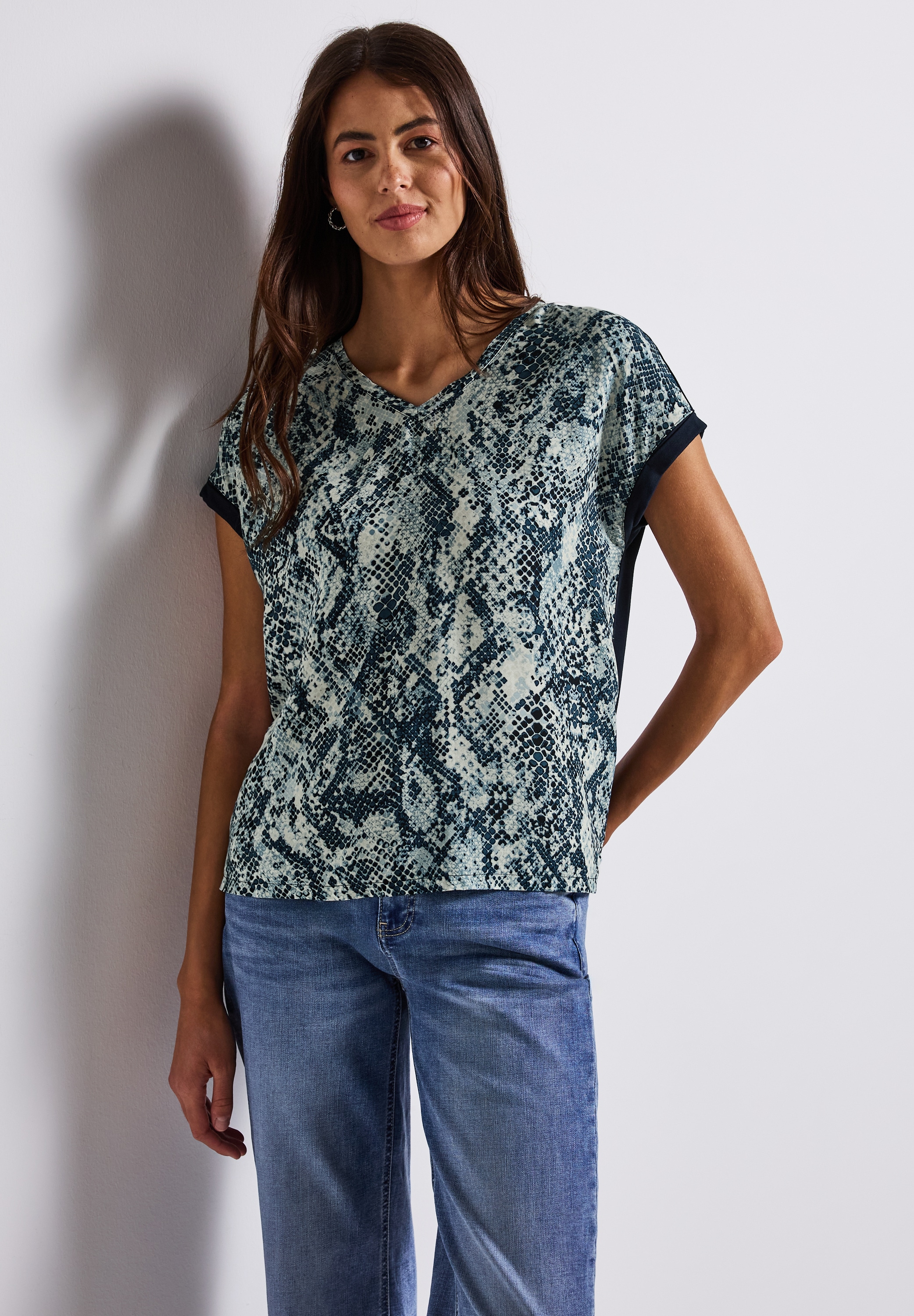 STREET ONE Shirttop, mit gemusterter Front aus Viskose und V-Ausschnitt günstig online kaufen