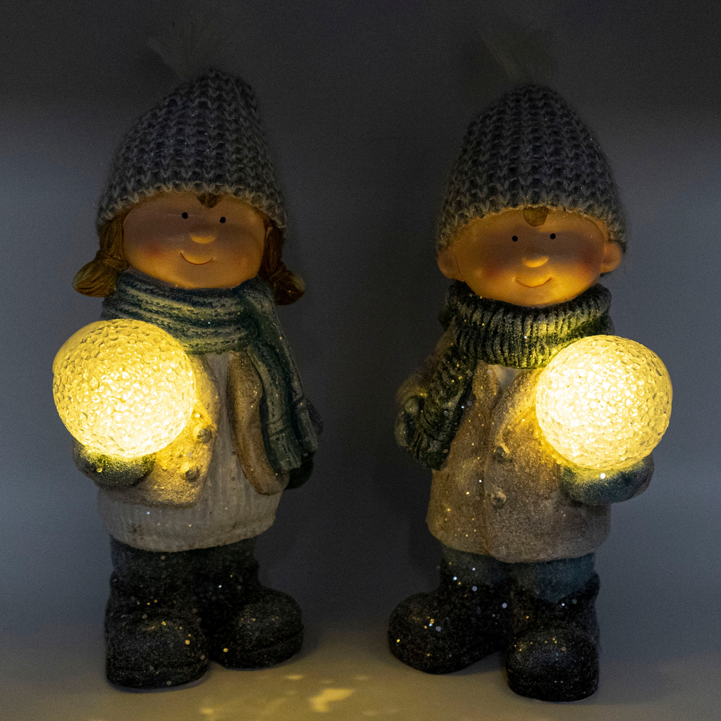 NOOR LIVING Dekolicht »Winterkinder aus Keramik im 2er Set, mit Beleuchtung, Höhe ca. 26 cm«, Weihnachtsdeko, Batteriebetrieben, Dekofigur mit LED Ball